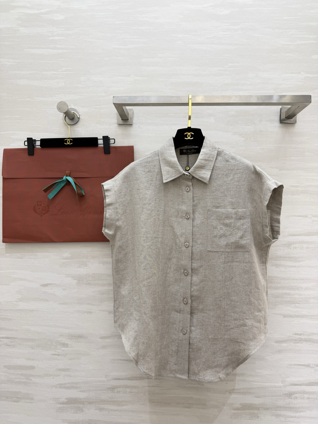 NO:866062,Loro Pian summer linen short-sleeved shirt | Gentle and refreshing at the same time. Natural linen fabric. Breathable and not stuffy. Simple lapel and dropped shoulder design. Not picky about body shape. Available in white/hemp gray. Easy to match for daily commuting. Wear it in summer with a relaxed atmosphere. High-quality customization. Ready for sale. Size S/M/L (S size bust 108, length 72), women's clothing, loro piana, shirts, T-shirt,19860909Loro Pian夏日亚麻短袖衬衫｜温柔与清爽并存 天然亚麻面料 透气不闷汗 简约翻领落肩设计 不挑身材 白/麻灰两色可选 日常通勤都好搭 夏天穿它自带松弛氛围感 高品质定制 现货首发sizeS/M/L（s码胸围108,衣长72）,女装,loro piana,shirts,T-shirt,,Women's clothing