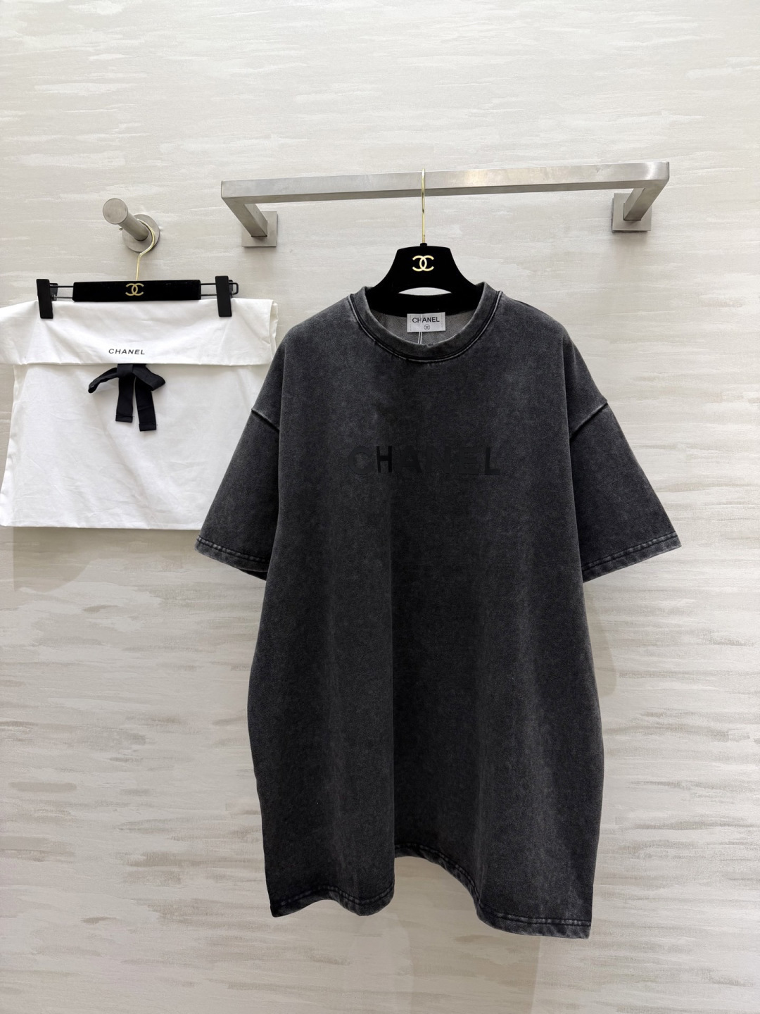 NO:866031,#CHANE distressed washed T-shirt｜Relaxation with built-in filter and retro carbon black washing process, wear it with a sense of luxury!  Oversize version, no matter your body shape, you can match it with anything!  The dark patterned logo on the chest is low-key yet recognizable!  High-quality customization, available in stock, size 36/38/40 (size 38, shoulder width 55, bust 132, length 78), Chanel-clothing, chanel, chanel, versace, tees, t-shirt,19860909#CHANE做旧水洗T恤｜ 自带滤镜的松弛感 复古炭黑洗水工艺,把高级感穿在身上！ oversize版型,不挑身材,随便搭都出片！ 胸前暗纹logo,低调又有辨识度！ 高品质定制 现货首发size36/38/40（38码肩宽55,胸围132,衣长78）,香奈儿-服装,chanel,chanel,versace,tees，t-shirt,,Women's clothing