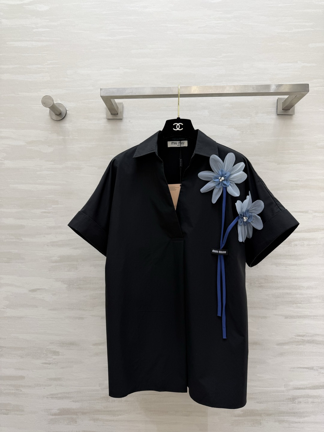 NO:866000,Gentle shirt｜Blue three-dimensional gauze flower + pearl embellishment. Loose off-shoulder version. A good way to cover the flesh and make you slim. White/black two colors. It will take care of your gentle outfit all summer. High-quality customization. Ready for sale. Size S/M/L (S size bust 108, length 71), Miu Miu-clothing, shirts,19860909系温柔衬衫｜蓝调立体纱花+珍珠点缀 宽松落肩版型 遮肉显瘦一把好手 白/黑两色 承包你整个夏天的温柔穿搭 高品质定制 现货首发sizeS/M/L（s码胸围108,衣长71）,缪缪-服装,shirts,,Women's clothing