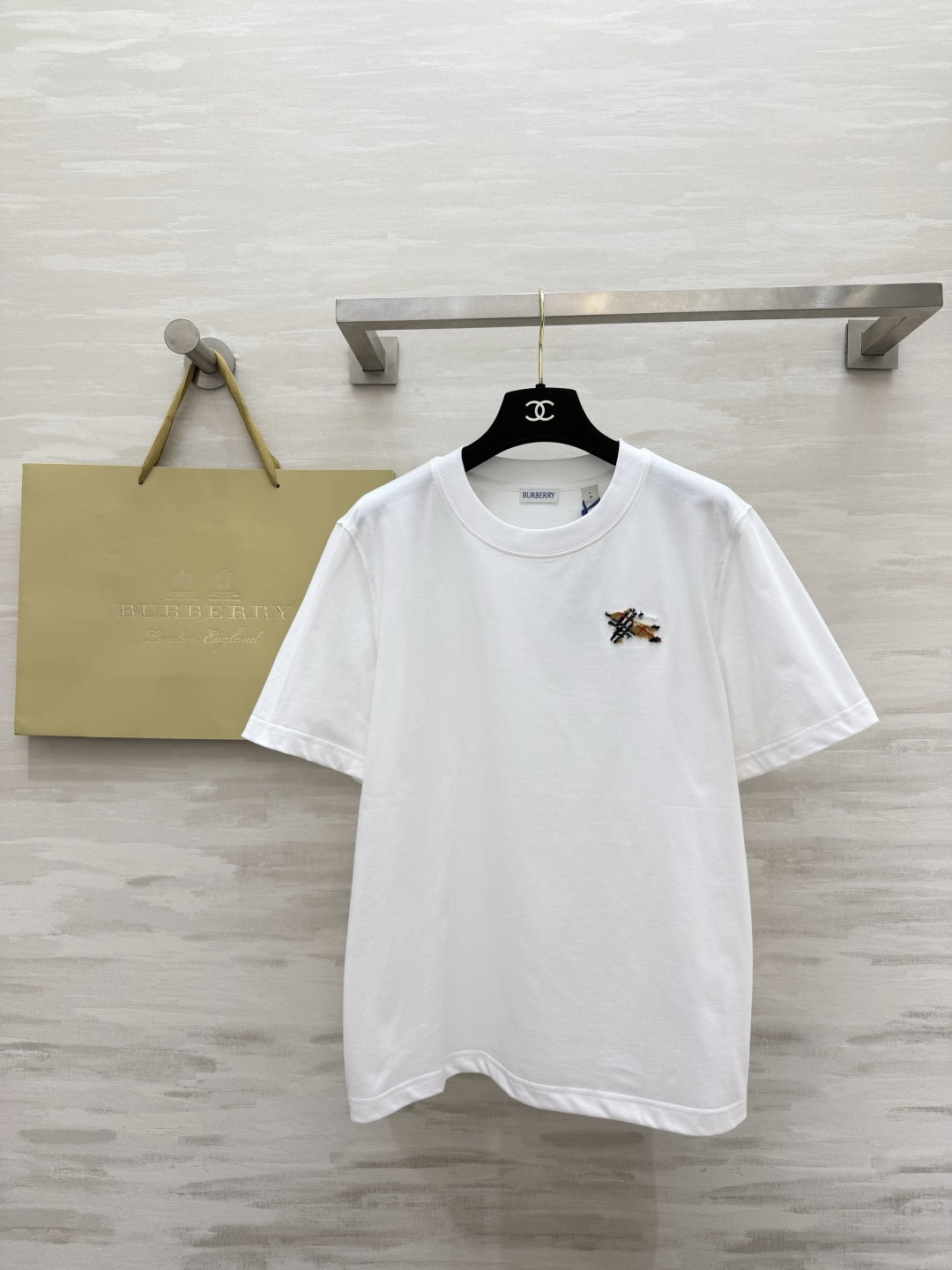 NO:866021,#Burberr Chest Exquisite Plaid War Horse Embroidery Small Label T-shirt Low-key but not exaggerated, every detail shows light luxury texture. It looks noble at a glance. Classic shoulder round neck tailoring. Modifies the head-to-shoulder ratio. It hides the flesh and makes you slim without picking up the figure. Loose and slightly dropped shoulders. The upper body is lazy and not tight. High-count and high-density pure cotton fabrics are selected. Soft and skin-friendly. High-quality customization.  Available in stock first size S/M/L/XL/XXL (S size shoulder width 38, bust 90, length 61), Burberry - clothing, burberry, tees, t-shirt,19860909#Burberr胸口精致格纹战马刺绣小标T恤 低调不浮夸 细节处尽显轻奢质感 一眼显贵 经典正肩圆领剪裁 修饰头肩比 藏肉显瘦不挑身形 宽松微落肩版型 上身慵懒不紧绷 甄选高支高密纯棉面料 软糯亲肤 高品质定制 现货首发sizeS/M/L/XL/XXL（s码肩宽38,胸围90,衣长61）,博柏利-服装,burberry,tees，t-shirt,,Women's clothing