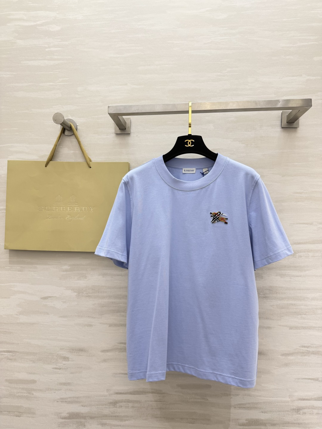 NO:865921,#Burberr Chest Exquisite Plaid War Horse Embroidery Small Label T-shirt Low-key but not exaggerated, every detail shows light luxury texture. It looks noble at a glance. Classic shoulder round neck tailoring. Modifies the head-to-shoulder ratio. It hides the flesh and makes you slim without picking up the figure. Loose and slightly dropped shoulders. The upper body is lazy and not tight. High-count and high-density pure cotton fabrics are selected. Soft and skin-friendly. High-quality customization.  Available in stock first size S/M/L/XL/XXL (S size shoulder width 38, bust 90, length 61), Burberry - clothing, burberry, tees, t-shirt,19860909#Burberr胸口精致格纹战马刺绣小标T恤 低调不浮夸 细节处尽显轻奢质感 一眼显贵 经典正肩圆领剪裁 修饰头肩比 藏肉显瘦不挑身形 宽松微落肩版型 上身慵懒不紧绷 甄选高支高密纯棉面料 软糯亲肤 高品质定制 现货首发sizeS/M/L/XL/XXL（s码肩宽38,胸围90,衣长61）,博柏利-服装,burberry,tees，t-shirt,,Women's clothing