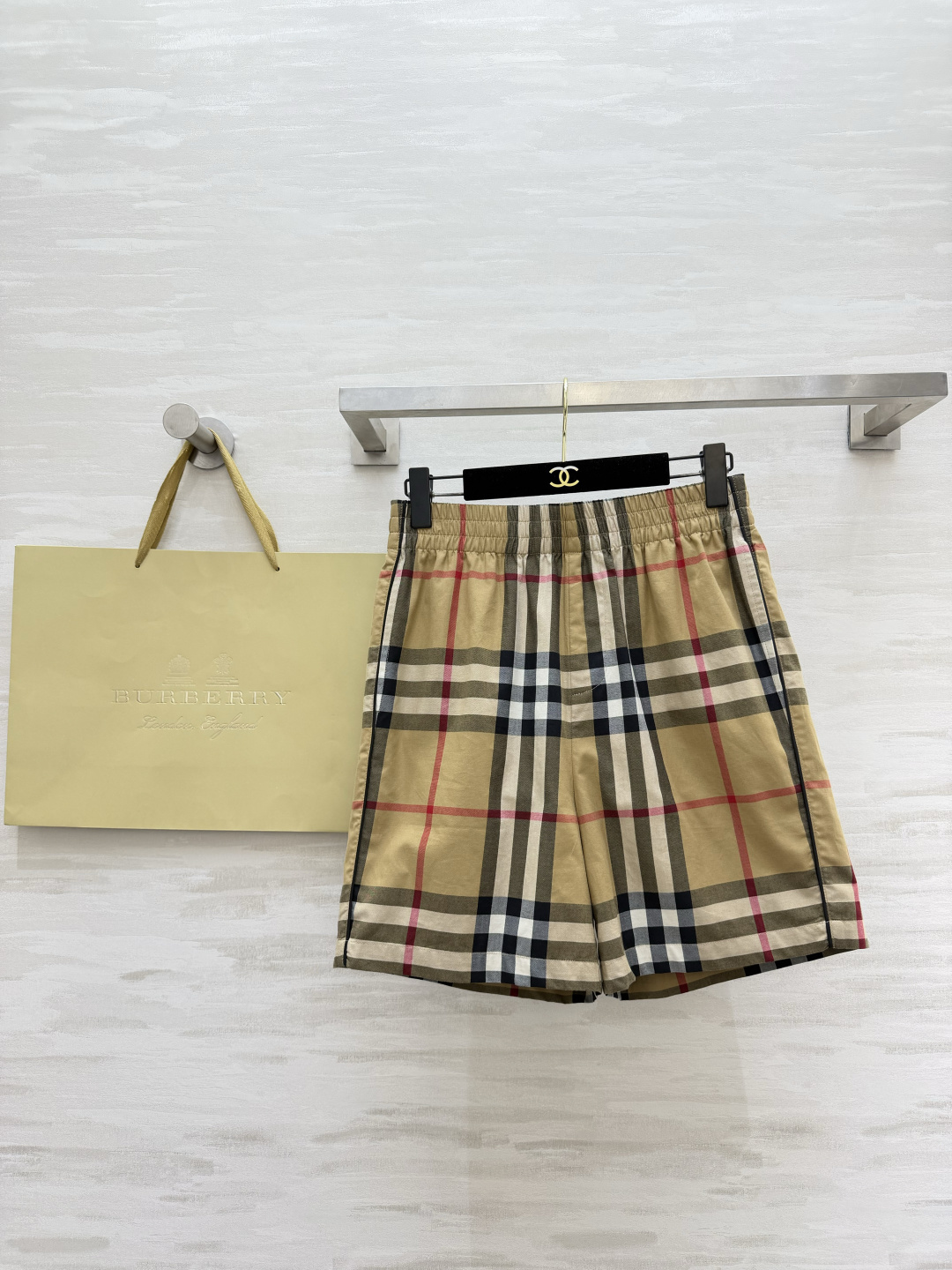 NO:865971,Burberr plaid shorts have a retro sense of relaxation. They have a loose elastic waist. They don’t care about your body shape but still hide a lot of fat. They look good with white T, suspenders and sweatshirts every day. A versatile pair of pants for the summer wardrobe. High-quality customization. Available in stock first size S/M/L/XL/XXL (size L waist 74, trouser length 45), Burberry-clothing, burberry, hoodie, sweatshirts, shorts,19860909Burberr格纹短裤 自带复古松弛感 宽松松紧腰版型 不挑身材还巨藏肉 日常搭白T、吊带、卫衣都好看 夏天的衣柜里一条百搭神裤 高品质定制 现货首发sizeS/M/L/XL/XXL（L码腰围74,裤长45）,博柏利-服装,burberry,hoodie,sweatshirts,shorts,,Women's clothing