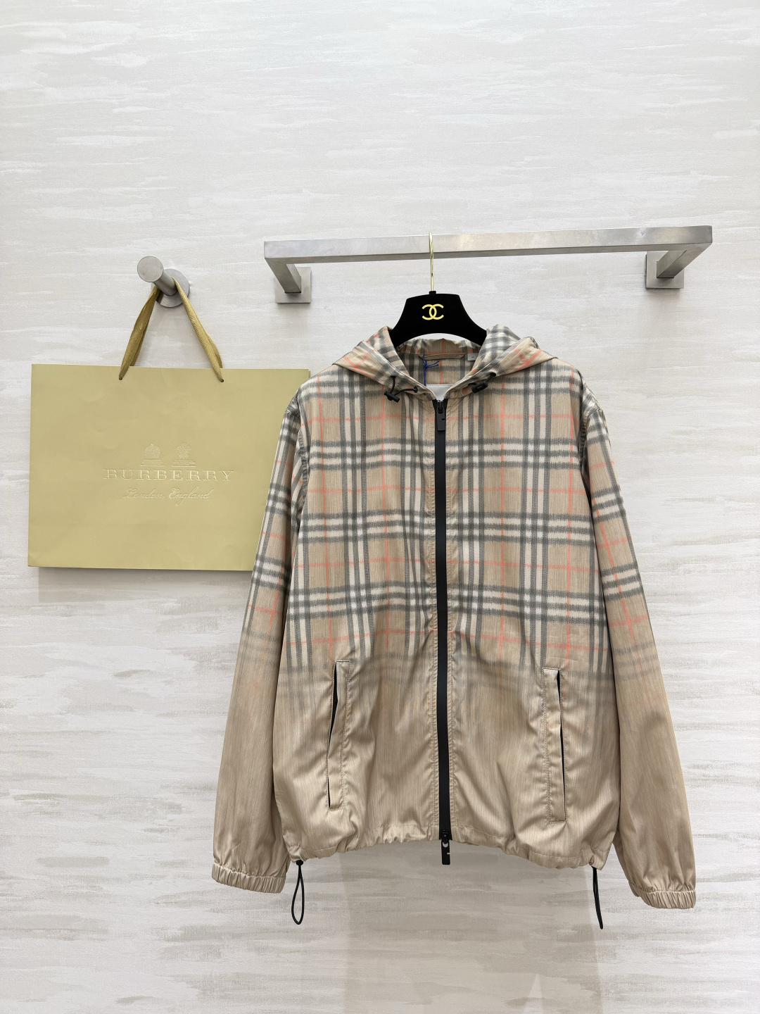NO:865997,Burberr gradient plaid jacket, classic khaki plaid, very suitable for both boys and girls. Loose and comfortable fit, suitable for daily wear and travel. Couples can wear the same style when going out. It is low-key and recognizable!  High-quality customization, available in stock first size S/M/L/XL/XXL (M size shoulder width 46, bust 118, length 65), Burberry - clothing, burberry, jackets & coats,19860909Burberr渐变格纹外套 经典的卡其格纹 男生女生穿都超合适 宽松舒适的版型 日常穿、出游穿都能打 情侣出街穿同款 低调又有辨识度！高品质定制 现货首发sizeS/M/L/XL/XXL（M码肩宽46,胸围118,衣长65）,博柏利-服装,burberry,jackets & coats,,Women's clothing