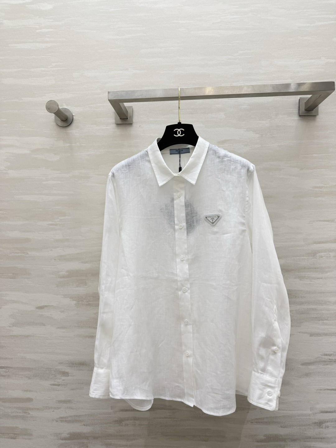 NO:878592,Prad linen color shirt, gentle white/energetic yellow/girly pink/refreshing blue, four moods can be unlocked with one click!  The linen fabric comes with a lazy filter. It is relaxed and casual. The loose version does not pick on the figure. You can also find suitable colors for yellow and black leather. You can wear it casually every day and you can wear it effortlessly fashionable. High-quality customization. Available in stock first size S/M/L (S size shoulder width 39, bust 98, length 66), prada, shirts,19860909Prad亚麻彩色衬衫 温柔白/元气黄/少女粉/清爽蓝 四种心情一键解锁！亚麻面料自带慵懒滤镜 松弛又随性 宽松版型不挑身材 黄黑皮也能找到适配的颜色 日常随便一套 就能穿出不费力的时髦感 高品质定制 现货首发sizeS/M/L（s码肩宽39,胸围98,衣长66）,,prada,shirts,,Women's clothing