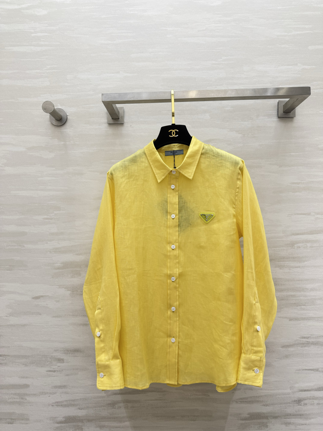 NO:878594,Prad linen color shirt, gentle white/energetic yellow/girly pink/refreshing blue, four moods can be unlocked with one click!  The linen fabric comes with a lazy filter. It is relaxed and casual. The loose version does not pick on the figure. You can also find suitable colors for yellow and black leather. You can wear it casually every day and you can wear it effortlessly fashionable. High-quality customization. Available in stock first size S/M/L (S size shoulder width 39, bust 98, length 66), prada, shirts,19860909Prad亚麻彩色衬衫 温柔白/元气黄/少女粉/清爽蓝 四种心情一键解锁！亚麻面料自带慵懒滤镜 松弛又随性 宽松版型不挑身材 黄黑皮也能找到适配的颜色 日常随便一套 就能穿出不费力的时髦感 高品质定制 现货首发sizeS/M/L（s码肩宽39,胸围98,衣长66）,,prada,shirts,,Women's clothing