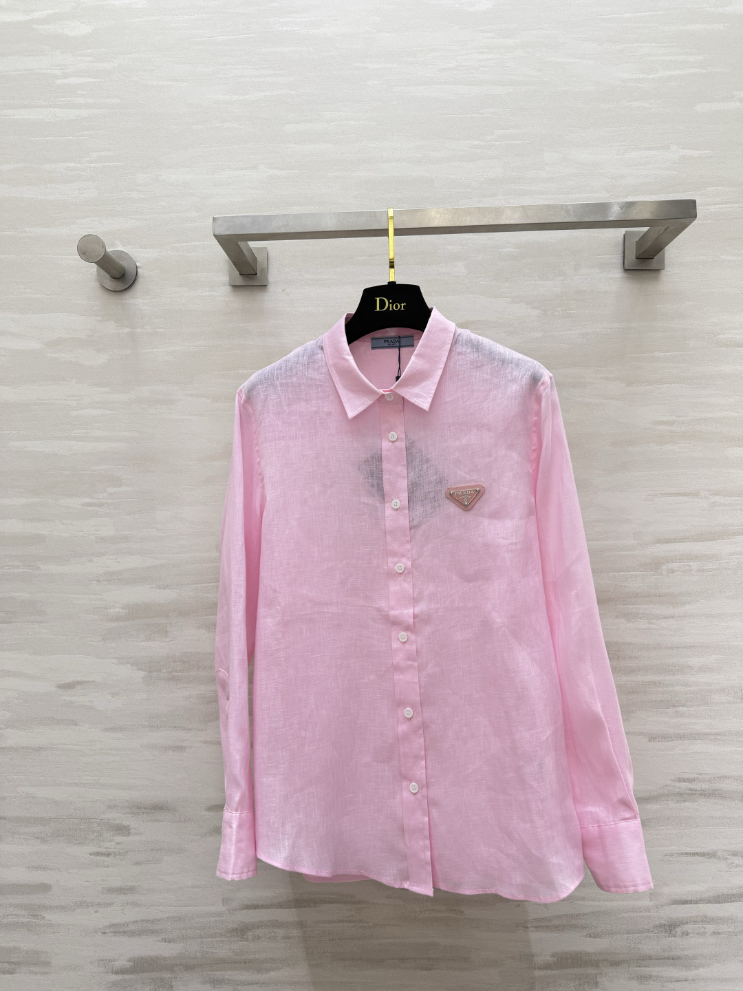 NO:865932,Prad linen color shirt, gentle white/energetic yellow/girly pink/refreshing blue, four moods can be unlocked with one click!  The linen fabric comes with a lazy filter. It is relaxed and casual. The loose version does not pick on the figure. You can also find suitable colors for yellow and black leather. You can wear it casually for daily use and you can wear it effortlessly fashionable. High-quality customization. Available in stock first size S/M/L (S size shoulder width 39, bust 98, length 66), Prada-clothing, prada, prada, shirts,19860909Prad亚麻彩色衬衫 温柔白/元气黄/少女粉/清爽蓝 四种心情一键解锁！亚麻面料自带慵懒滤镜 松弛又随性 宽松版型不挑身材 黄黑皮也能找到适配的颜色 日常随便一套 就能穿出不费力的时髦感 高品质定制 现货首发sizeS/M/L（s码肩宽39,胸围98,衣长66）,普拉达-服装,prada,prada,shirts,,Women's clothing