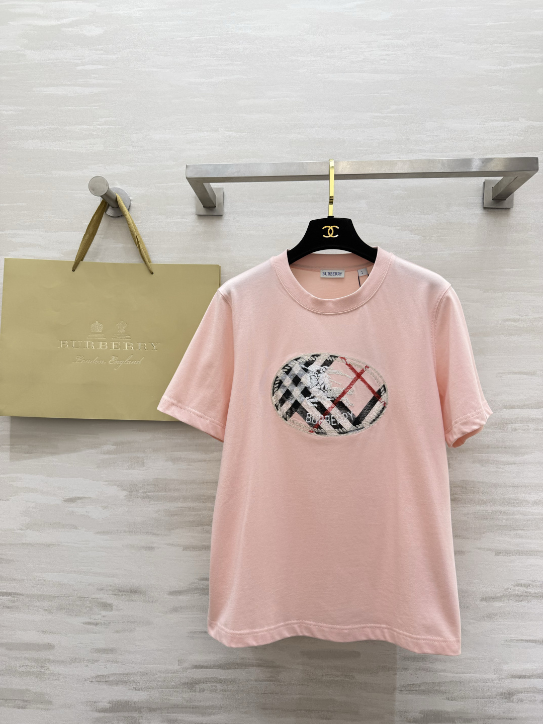 NO:865860,The classic Burberr plaid embroidered T-shirt is a minimalist and clean basic model with large logo embroidery details. The upper body is loose and elegant. It is versatile and easy to wear. It is a must-have item for summer wear!  High-quality customization, available in stock first size S/M/L/XL/XXL (M size shoulder width 40, bust 96, length 62), Burberry-clothing, burberry, tees, t-shirt,19860909经典Burberr格纹刺绣T恤 极简干净的基础款 大logo刺绣细节拉满 上身松弛又显贵 百搭不挑人,夏日穿搭必备神器！ 高品质定制 现货首发sizeS/M/L/XL/XXL（M码肩宽40,胸围96,衣长62）,博柏利-服装,burberry,tees，t-shirt,,Women's clothing