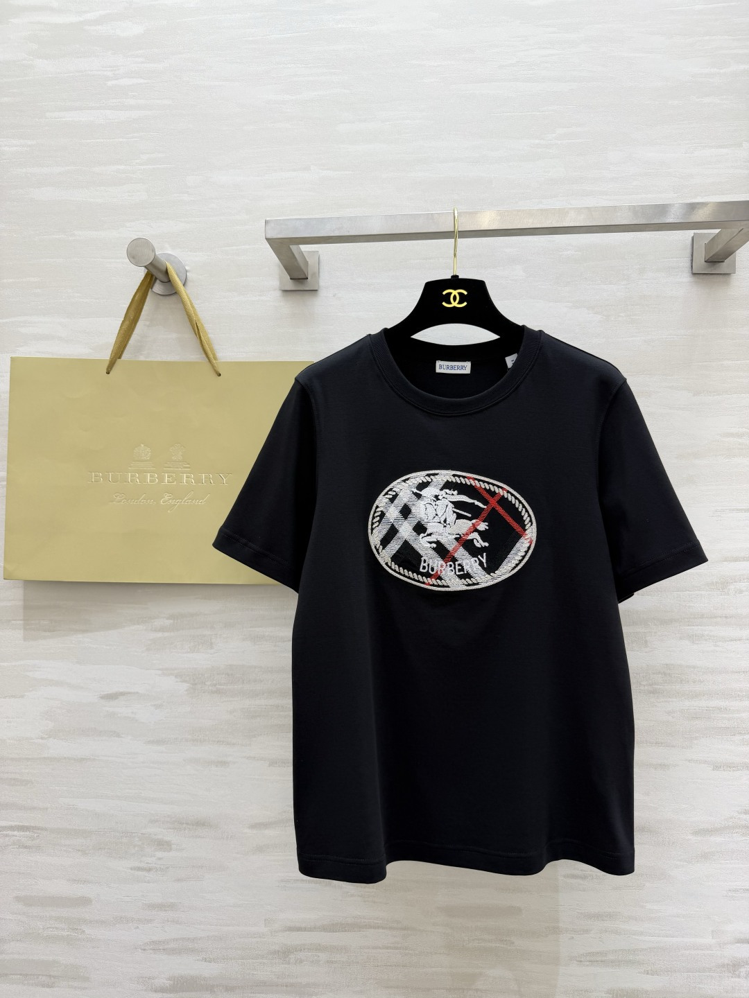 NO:865882,The classic Burberr plaid embroidered T-shirt is a minimalist and clean basic model with large logo embroidery details. The upper body is loose and elegant. It is versatile and easy to wear. It is a must-have item for summer wear!  High-quality customization, available in stock first size S/M/L/XL/XXL (M size shoulder width 40, bust 96, length 62), Burberry-clothing, burberry, tees, t-shirt,19860909经典Burberr格纹刺绣T恤 极简干净的基础款 大logo刺绣细节拉满 上身松弛又显贵 百搭不挑人,夏日穿搭必备神器！ 高品质定制 现货首发sizeS/M/L/XL/XXL（M码肩宽40,胸围96,衣长62）,博柏利-服装,burberry,tees，t-shirt,,Women's clothing