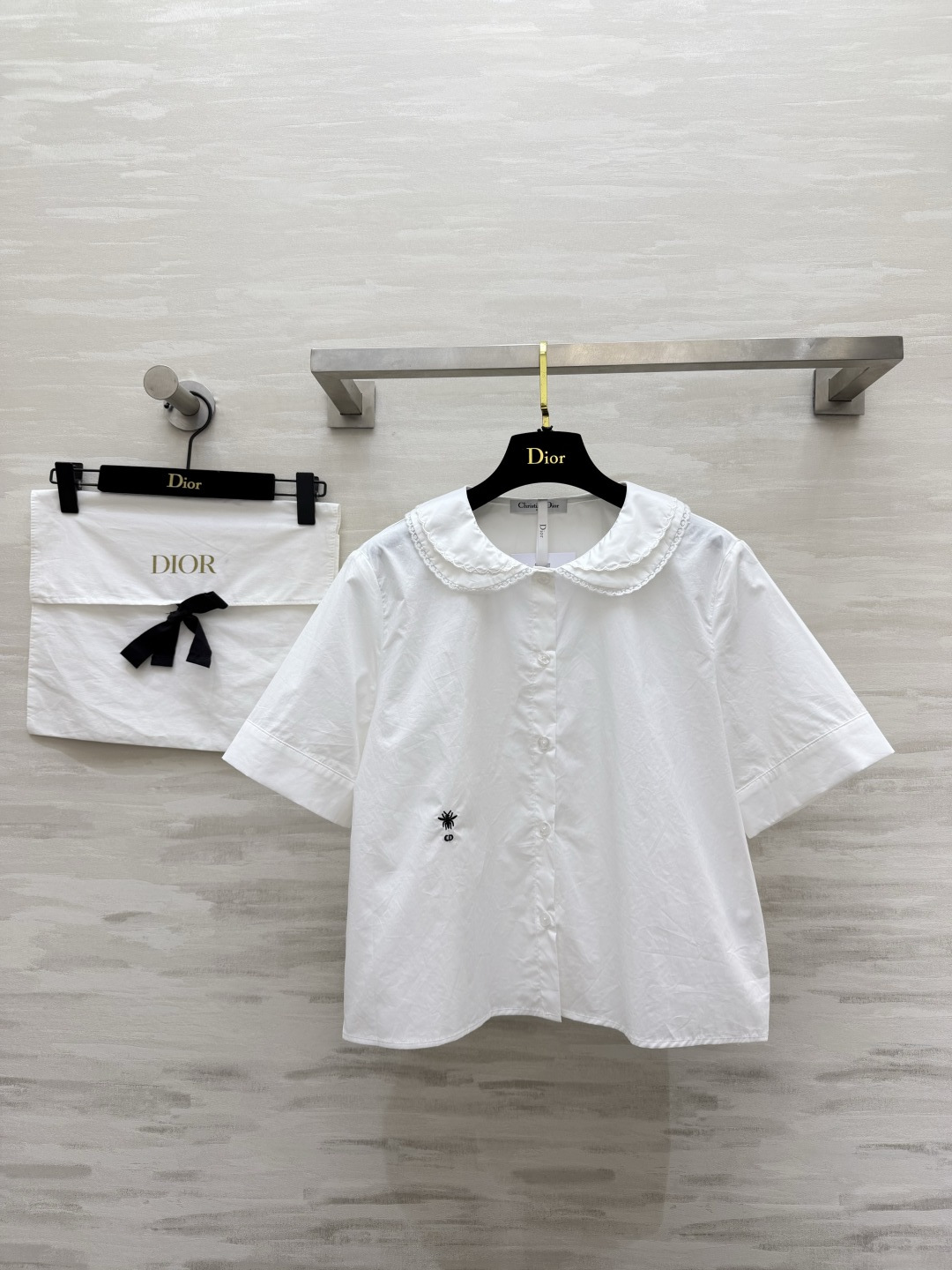 NO:865836,DIO doll collar lace short-sleeved shirt brings French laziness and sophistication. Crisp fabric. Clean tailoring. Effortless elegance. High-quality customization. Available in stock first size S/M/L (S size bust 102, length 48), Dior-clothing, dior, dior, T-shirt,19860909DIO娃娃领蕾丝边短袖衬衣 自带法式慵懒与精致感 挺括面料 利落剪裁 穿出不费力的优雅 高品质定制 现货首发sizeS/M/L（s码胸围102,衣长48）,迪奥-服装,dior,dior,T-shirt,,Women's clothing
