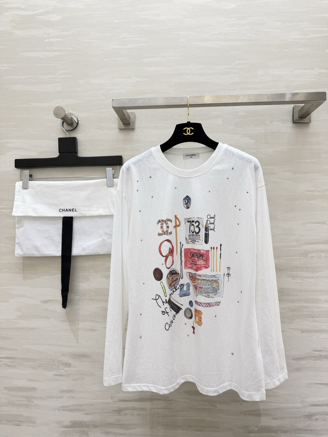 NO:867694,Private level treasure white T | Chane graffiti printed long-sleeved top. The small graffiti elements printed all over hide a lot of little thoughts. The rhinestone embellishment adds a bit of sophistication. It looks good when worn alone or layered. You can wear it casually with jeans to create a relaxed fragrance!  The all-purpose white T-shirt in your wardrobe. This one can really be welded to your body ~ High-quality customization. Available in stock for the first time, size 36/38/40 (shoulder width 50, bust 104, length 67), Chanel-clothing, chanel, chanel, jeans,19860909私服级宝藏白T｜Chane涂鸦印花长袖上衣 满印的涂鸦小元素藏着好多小心思 水钻点缀又添了几分精致感 单穿、叠穿都好看 随便搭牛仔裤就能穿出松弛的香调感！衣橱里的万能白T 这件真的可以焊在身上～高品质定制 现货首发size36/38/40（38码肩宽50,胸围104,衣长67）,香奈儿-服装,chanel,chanel,jeans,,Women's clothing