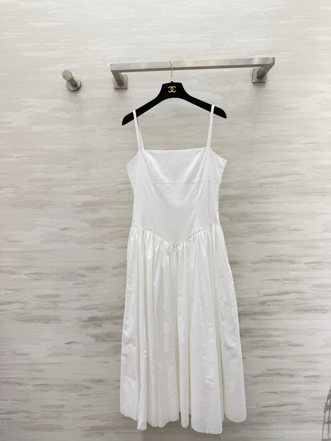 NO:867649,Prad's pleated backless cotton and linen dress simply adds a sense of minimalist sophistication!  Square neck spaghetti straps, herringbone waist cut, the upper body is neat and slimming. The V-shaped pleat splicing at the waist instantly stretches the waist and hip line. The A-line swing is flexible and relaxed. The hem retains the natural raw edge and has a casual artistic sense. The backless design adds a touch of caution. The cotton and linen blended fabric has a matte texture. It has a good drape and is breathable. It can be held in daily life, vacations and light parties.  Easily wear a cool and elegant French atmosphere. High-quality customization. Available in stock first size S/M/L (S size bust 84, waist 70, skirt length 118), Prada-clothing, prada, prada, skirts,19860909Prad褶裥露背棉麻连衣裙简直把极简高级感拉满！方领细肩带 鱼骨式收腰剪裁 上身利落又显瘦 腰节处的V型褶裥拼接 瞬间把腰臀线条拉得超绝 A字大摆灵动又有松弛感 下摆保留了自然毛边 自带随性的艺术感 露背设计更添一丝小心机 棉麻混纺面料自带哑光质感 垂坠感好又透气 日常、度假、轻派对都能hold住 轻松穿出清冷优雅的法式氛围感 高品质定制 现货首发sizeS/M/L（s码胸围84,腰围70,裙长118）,普拉达-服装,prada,prada,skirts,,Women's clothing
