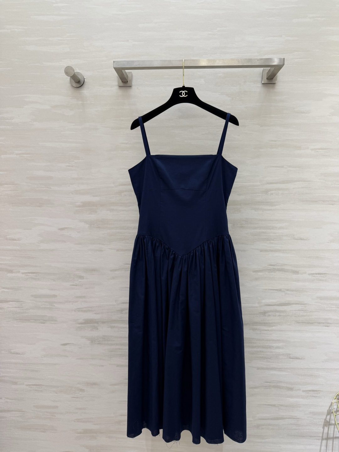 NO:867671,Prad's pleated backless cotton and linen dress simply adds a sense of minimalist sophistication!  Square neck spaghetti straps, herringbone waist cut, the upper body is neat and slimming. The V-shaped pleat splicing at the waist instantly stretches the waist and hip line. The A-line swing is flexible and relaxed. The hem retains the natural raw edge and has a casual artistic sense. The backless design adds a touch of caution. The cotton and linen blended fabric has a matte texture. It has a good drape and is breathable. It can be held in daily life, vacations and light parties.  Easily wear a cool and elegant French atmosphere. High-quality customization. Available in stock first size S/M/L (S size bust 84, waist 70, skirt length 118), Prada-clothing, prada, prada, skirts,19860909Prad褶裥露背棉麻连衣裙简直把极简高级感拉满！方领细肩带 鱼骨式收腰剪裁 上身利落又显瘦 腰节处的V型褶裥拼接 瞬间把腰臀线条拉得超绝 A字大摆灵动又有松弛感 下摆保留了自然毛边 自带随性的艺术感 露背设计更添一丝小心机 棉麻混纺面料自带哑光质感 垂坠感好又透气 日常、度假、轻派对都能hold住 轻松穿出清冷优雅的法式氛围感 高品质定制 现货首发sizeS/M/L（s码胸围84,腰围70,裙长118）,普拉达-服装,prada,prada,skirts,,Women's clothing
