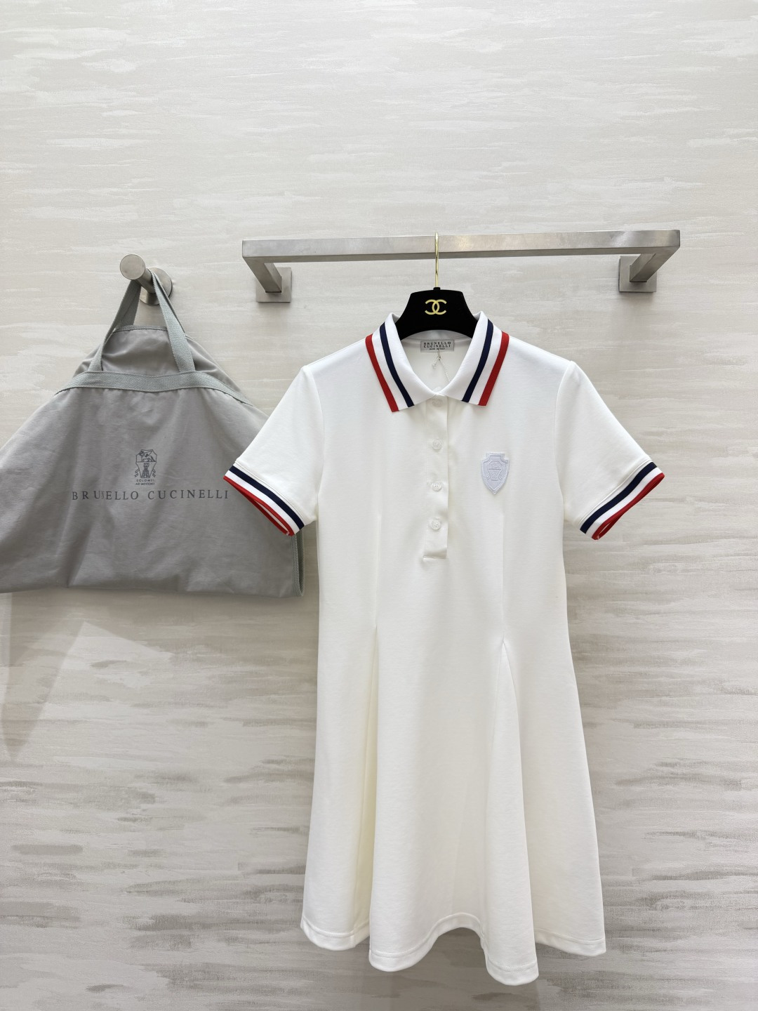 NO:867738,Brunello Cucinell private-grade treasure college-style Polo dress. The selected high-count pique fabric is soft and breathable. It is not easy to deform after being worn for a long time. The classic Polo collar is designed with contrasting color webbing and is matched with exquisite shield-shaped embroidery. It is low-key and recognizable. The waist is cut to modify the body shape. The micro-A skirt optimizes the proportion. It is slim and not flattering. It can be held in daily life, commuting, and light sports. A elegant style that can be worn for a long time!  High-quality customization, available in stock first size S/M/L (S size bust 86, length 76), women's clothing, brunello cucinelli, skirts,19860909Brunello Cucinell 私服级宝藏学院风Polo连衣裙 甄选高支珠地面料触感柔软透气 久穿也不易变形 经典Polo领撞色织带设计 搭配精致盾形刺绣 低调又有辨识度 收腰剪裁修饰身形 微A裙摆优化比例 显瘦不挑身材 日常、通勤、轻运动都能hold住 一件能穿很久的气质款！高品质定制 现货首发sizeS/M/L（s码胸围86,衣长76）,女装,brunello cucinelli,skirts,,Women's clothing