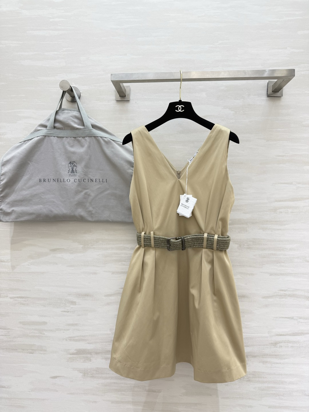 NO:867690,Brunello Cucinelv collared vest dress Welds the loose and elegant look to the body, no need to worry about matching. The upper body is made of the same textured fabric that the Korean drama heroine sees. It feels soft and waxy but very stylish. The woven belt of the same color instantly optimizes the proportions. The A-line hem is super friendly to all kinds of body shapes. It hides the flesh and looks slim. Whether it is worn with white shoes or small leather shoes, it can be worn with different feelings. It is neat and capable for commuting and relaxed and gentle for vacation.  This is really enough for summer!  High-quality customization, available in stock first size S/M/L (S size bust 80, skirt length 79), women's clothing, brunello cucinelli, skirts,19860909Brunello Cucinelv领背心裙 把松弛贵气焊在身上 不用费心搭配 一套上身就是韩剧女主既视感自带肌理感的面料 摸起来软软糯糯却很有型 同色系编织腰带一系瞬间优化比例 A字摆对各种身材都超友好 藏肉又显瘦 不管是配小白鞋还是小皮鞋都能穿出不同感觉 通勤穿利落干练 度假穿松弛温柔 夏天有这一条真的就够了！高品质定制 现货首发sizeS/M/L（s码胸围80,裙长79）,女装,brunello cucinelli,skirts,,Women's clothing