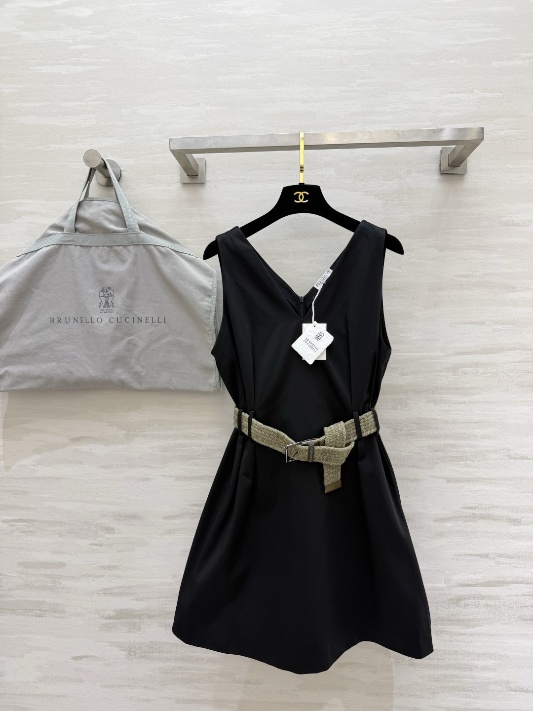 NO:867716,Brunello Cucinelv collared vest dress Welds the loose and elegant look to the body, no need to worry about matching. The upper body is made of the same textured fabric that the Korean drama heroine sees. It feels soft and waxy but very stylish. The woven belt of the same color instantly optimizes the proportions. The A-line hem is super friendly to all kinds of body shapes. It hides the flesh and looks slim. Whether it is worn with white shoes or small leather shoes, it can be worn with different feelings. It is neat and capable for commuting and relaxed and gentle for vacation.  This is really enough for summer!  High-quality customization, available in stock first size S/M/L (S size bust 80, skirt length 79), women's clothing, brunello cucinelli, skirts,19860909Brunello Cucinelv领背心裙 把松弛贵气焊在身上 不用费心搭配 一套上身就是韩剧女主既视感自带肌理感的面料 摸起来软软糯糯却很有型 同色系编织腰带一系瞬间优化比例 A字摆对各种身材都超友好 藏肉又显瘦 不管是配小白鞋还是小皮鞋都能穿出不同感觉 通勤穿利落干练 度假穿松弛温柔 夏天有这一条真的就够了！高品质定制 现货首发sizeS/M/L（s码胸围80,裙长79）,女装,brunello cucinelli,skirts,,Women's clothing