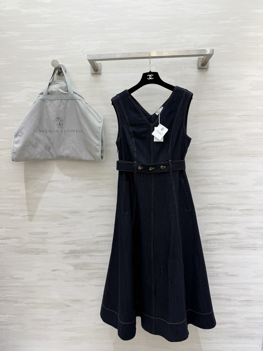 NO:867668,Brunello Cucinellv collar denim vest dress | The simpler, the more advanced. The gentle power of dark indigo denim. One piece can be worn all summer long. High-quality customization. Available in stock first size S/M/L (S size bust 86, skirt length 115), women's clothing, brunello cucinelli, skirts,19860909Brunello Cucinellv领牛仔背心连衣裙｜越简单越高级 深靛蓝牛仔的温柔力量 一件搞定整个夏天的穿搭 高品质定制 现货首发sizeS/M/L（s码胸围86,裙长115）,女装,brunello cucinelli,skirts,,Women's clothing