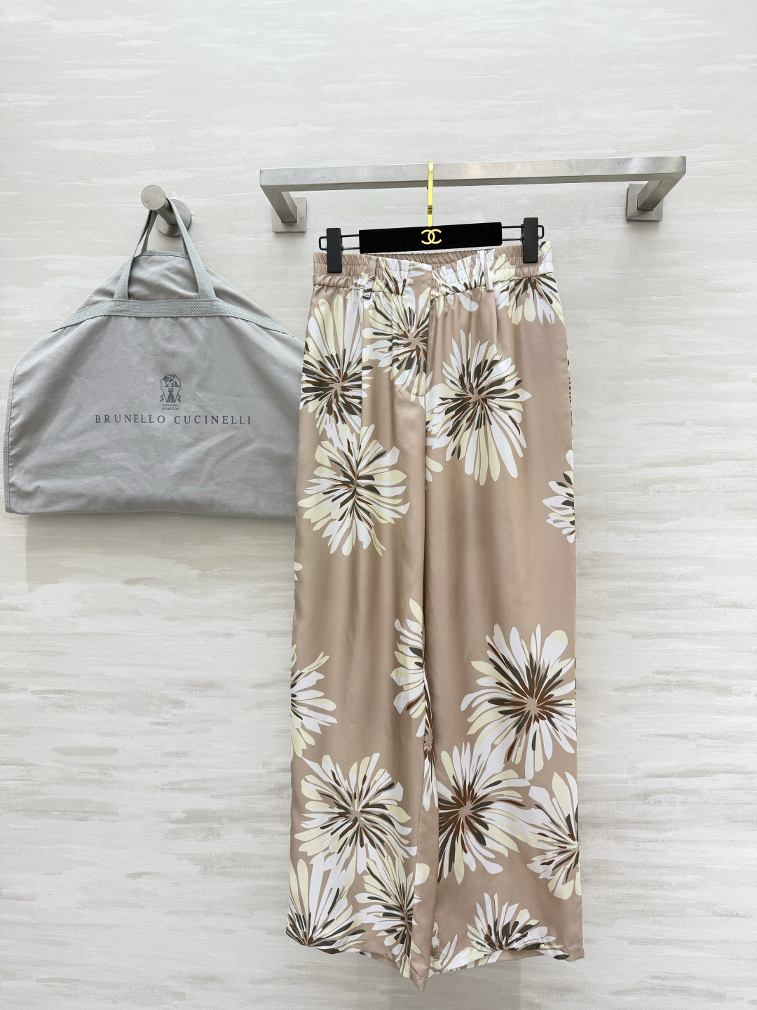NO:867737,Brunello Cucinell silk wide-leg pants are all high-end. The large flower print is low-key and has a sense of design. The luster of the silk fabric is really amazing. Comes with a soft light filter. High-quality customization. Available in stock first size S/M/L (S size waist 66, hip 98, pants length 99), women's clothing, brunello cucinelli, real silk,19860909Brunello Cucinell真丝阔腿裤 一整个高级住了 大朵的花卉印花低调又有设计感 真丝面料的光泽感真的太绝了 自带柔光滤镜 高品质定制 现货首发sizeS/M/L（s码腰围66,臀围98,裤长99）,女装,brunello cucinelli,real silk,,Women's clothing