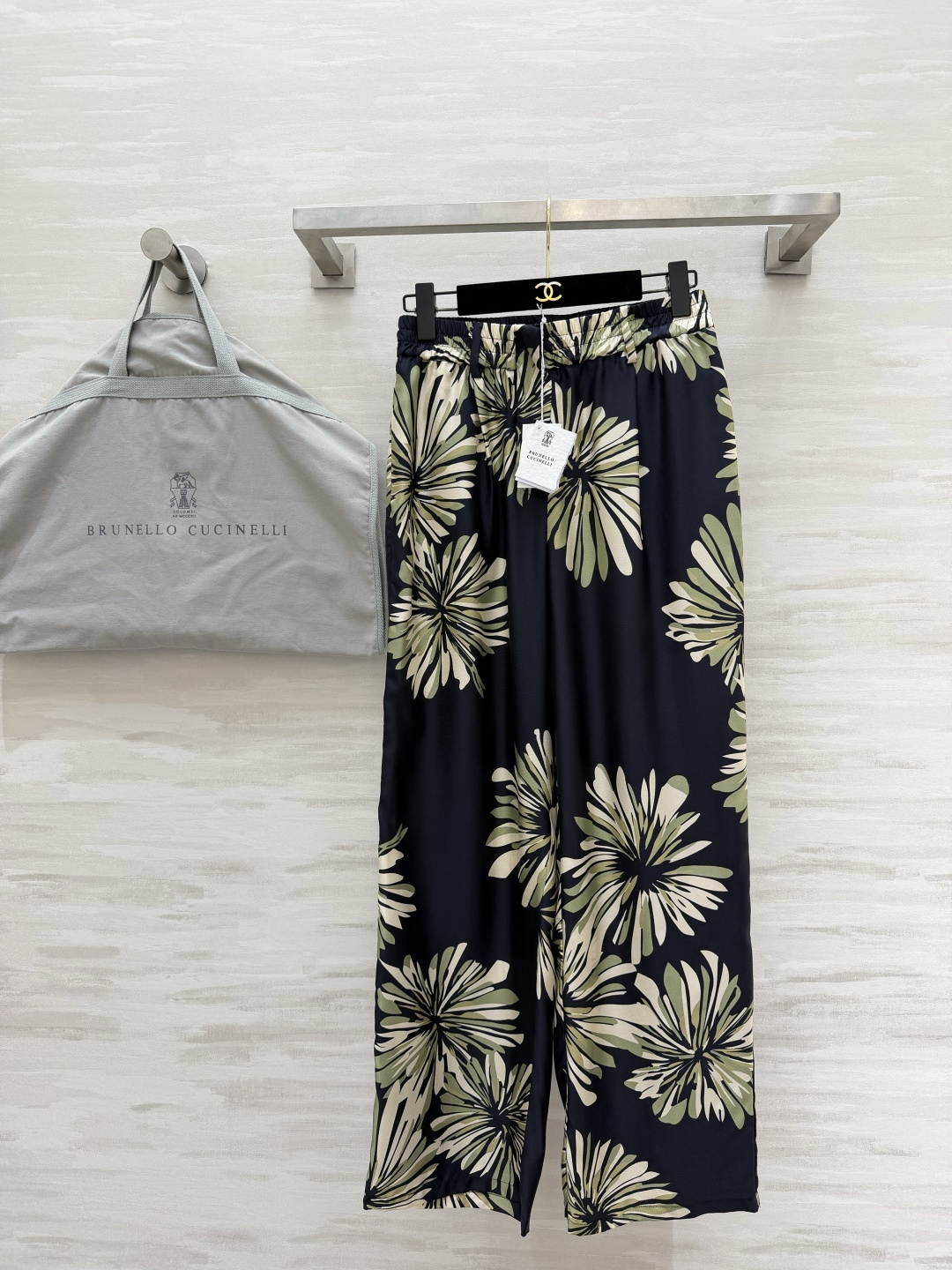 NO:867648,Brunello Cucinell silk wide-leg pants are all high-end. The large flower print is low-key and has a sense of design. The luster of the silk fabric is really amazing. Comes with a soft light filter. High-quality customization. Available in stock first size S/M/L (S size waist 66, hip 98, pants length 99), women's clothing, brunello cucinelli, real silk,19860909Brunello Cucinell真丝阔腿裤 一整个高级住了 大朵的花卉印花低调又有设计感 真丝面料的光泽感真的太绝了 自带柔光滤镜 高品质定制 现货首发sizeS/M/L（s码腰围66,臀围98,裤长99）,女装,brunello cucinelli,real silk,,Women's clothing
