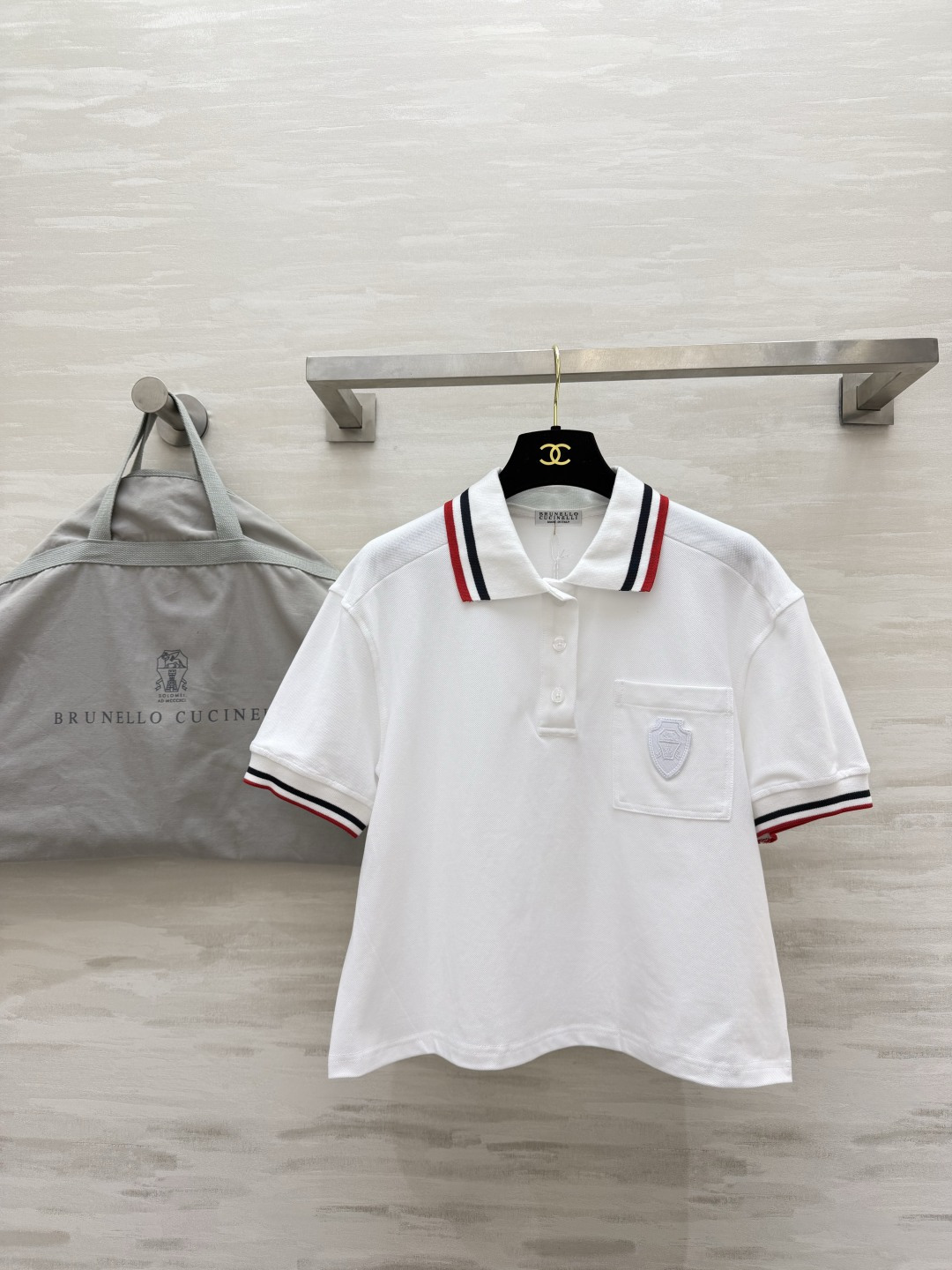 NO:867629,Brunello Cucinell Polo top, refreshing and noble ceiling, piqué cotton fabric, breathable, crisp and skin-friendly, red, white and blue contrasting collar, cuffs with a refreshing and age-reducing feeling without being too childish. The shield embroidered logo on the chest is low-key and recognizable. The pocket design is also very detailed. High-quality customization. Available in stock first size S/M/L (S size bust 96, length 48), women's clothing, brunello cucinelli,19860909Brunello CucinellPolo上衣 清爽显贵天花板 珠地棉面料 透气挺括又亲肤 红白蓝撞色领口 袖口自带清爽减龄感 又不会太幼稚 胸口的盾牌刺绣标低调有辨识度 口袋设计也很有细节 高品质定制 现货首发sizeS/M/L（s码胸围96,衣长48）,女装,brunello cucinelli,,Women's clothing