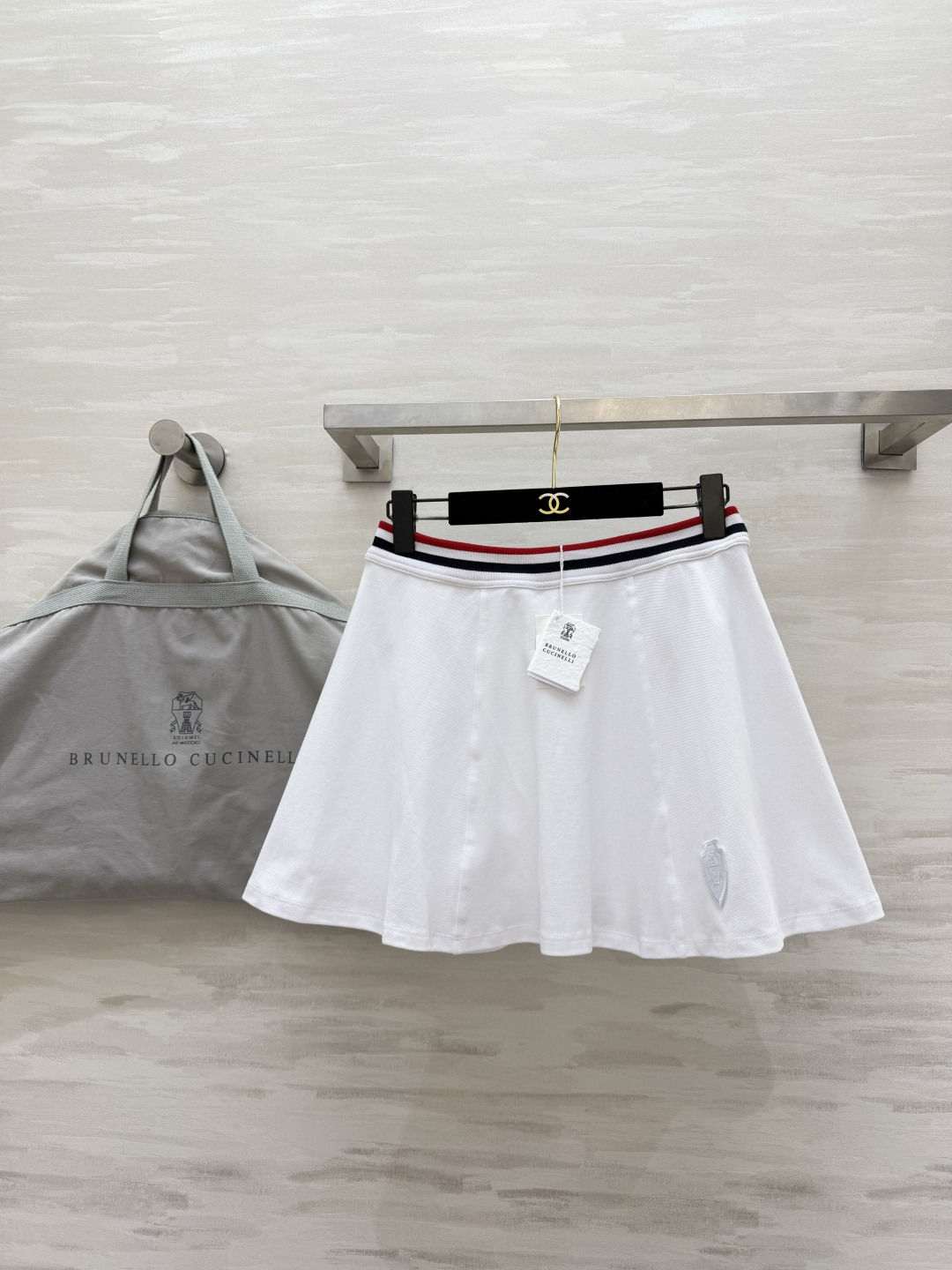NO:867647,Brunello Cucinell pleated skirt | Vitality and age-reducing ceiling. Piqué cotton fabric is breathable, crisp and skin-friendly. The contrasting red, white and blue waistband comes with a refreshing age-reducing buff. The A-line pleated version is super hidden. Pair it with a Polo shirt from the same series to create a refreshing college style. It is also very energetic when worn alone with a T-shirt. It can be worn for daily use, sports, and dates!  High-quality customization, available in stock first size S/M/L (S size elastic waist 64, skirt length 36), women's clothing, brunello cucinelli, skirts, tees, t-shirt,19860909Brunello Cucinell百褶半身裙｜元气减龄天花板 珠地棉面料 透气挺括又亲肤 红白蓝撞色腰头自带清爽减龄buff A字百褶版型超藏肉 搭配同系列Polo衫就是一套清爽学院风 单穿配T恤也很有活力 日常、运动、约会都能穿！高品质定制 现货首发sizeS/M/L（s码弹力腰围64,裙长36）,女装,brunello cucinelli,skirts,tees，t-shirt,,Women's clothing