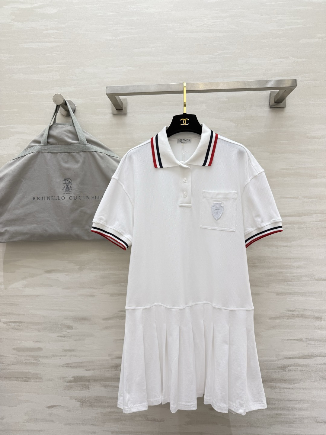 NO:867670,Brunello Cucinell Polo pleated skirt | Vitality and age-reducing ceiling. A simple white skirt can also be worn with a sense of luxury. The shield embroidery logo is low-key and recognizable. The contrasting color details are full of sense. High-quality customization. Available in stock first size S/M/L (S size bust 94, skirt length 78), women's clothing, brunello cucinelli, skirts,19860909Brunello CucinellPolo百褶裙｜元气减龄天花板 简单的白裙也能穿出高级感 盾牌刺绣标低调有辨识度 撞色细节感拉满 高品质定制 现货首发sizeS/M/L（s码胸围94,裙长78）,女装,brunello cucinelli,skirts,,Women's clothing