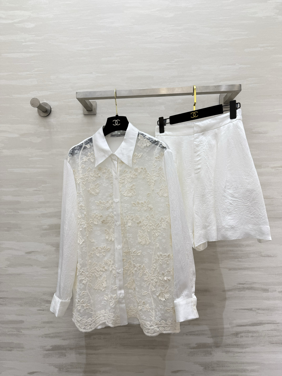 NO:872922,ERMANNO SCERVINO is a fall in love at first sight. Exquisite lace suit with three-dimensional floral embroidery. Layers of details are exquisite. Light and breathable gauze material can be worn in summer without any burden. The combination of shirt + wide-leg shorts is lazy and casual. Elegant and effortless. Two classic tones of black and white. Easily unlock the high-end atmosphere of different styles. Get it as a set. Easily dress for all occasions. High-quality customization.  Available in stock first size S/M/L/XL (S size shoulder width 43, bust 110, length 70, pants waist 66, pants length 42), women's clothing, shorts, shirts,19860909ERMANNO SCERVINO一眼沦陷 精致蕾丝套装 立体花卉刺绣 层层细节尽显考究 轻薄透气纱料夏天穿也毫无负担 衬衫+阔腿短裤的组合 慵懒随性 优雅不费力 黑与白两种经典色调 轻松解锁不同风格的高级氛围感 成套入手 轻松搞定所有场合穿搭 高品质定制 现货首发sizeS/M/L/XL（s码肩宽43,胸围110,衣长70,裤子腰围66,裤长42）,女装,shorts,shirts,,Women's clothing