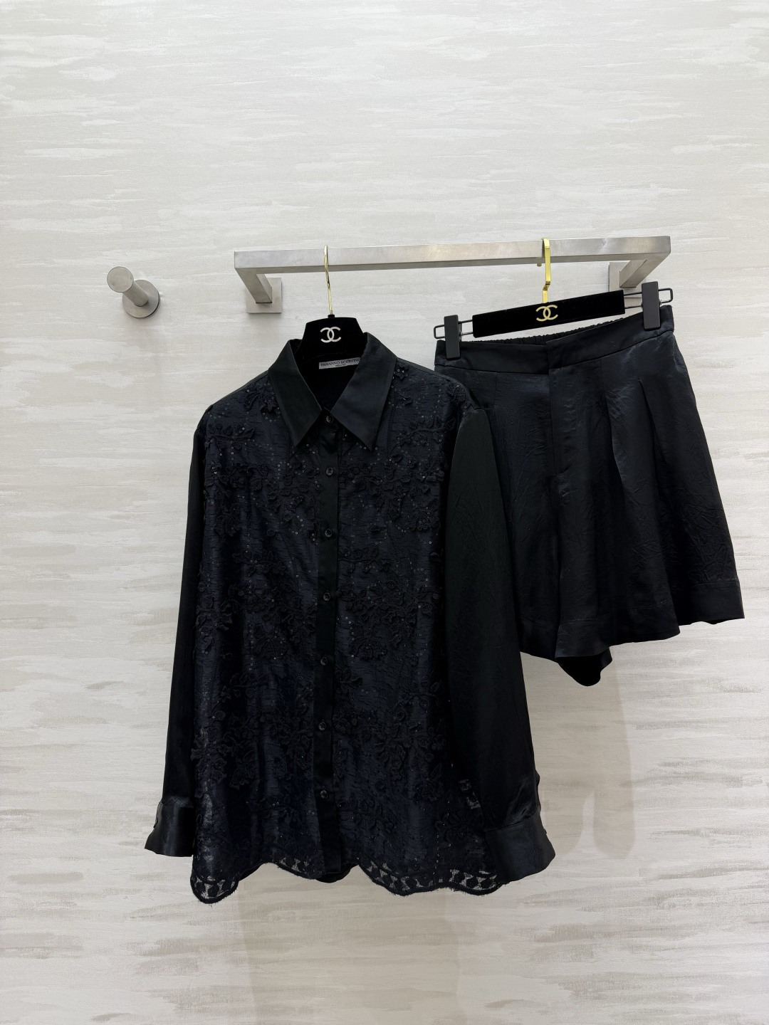 NO:872941,ERMANNO SCERVINO is a fall in love at first sight. Exquisite lace suit with three-dimensional floral embroidery. Layers of details are exquisite. Light and breathable gauze material can be worn in summer without any burden. The combination of shirt + wide-leg shorts is lazy and casual. Elegant and effortless. Two classic tones of black and white. Easily unlock the high-end atmosphere of different styles. Get it as a set. Easily dress for all occasions. High-quality customization.  Available in stock first size S/M/L/XL (S size shoulder width 43, bust 110, length 70, pants waist 66, pants length 42), women's clothing, shorts, shirts,19860909ERMANNO SCERVINO一眼沦陷 精致蕾丝套装 立体花卉刺绣 层层细节尽显考究 轻薄透气纱料夏天穿也毫无负担 衬衫+阔腿短裤的组合 慵懒随性 优雅不费力 黑与白两种经典色调 轻松解锁不同风格的高级氛围感 成套入手 轻松搞定所有场合穿搭 高品质定制 现货首发sizeS/M/L/XL（s码肩宽43,胸围110,衣长70,裤子腰围66,裤长42）,女装,shorts,shirts,,Women's clothing