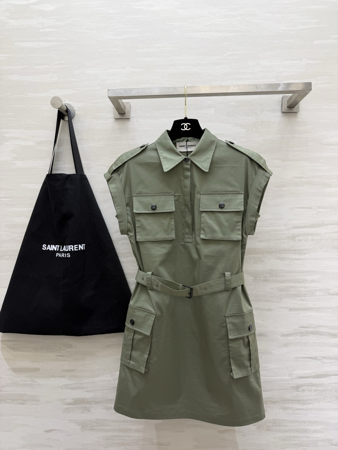 NO:878878,ysl's most popular workwear waist dress, lapel epaulettes, classic military style design, four pocket decoration, full layering, comes with a belt of the same color, which can transform your figure into a 37-point figure in seconds. Army green/pure black two-color optional, slim, neat, high-end, effortlessly create a girly look!  It can be used in daily life, dating, and light work, and it is full of practicality!  High-quality customization, available in stock first size S/M/L (S size bust 94, length 84), saint laurent, skirts,19860909ysl爆款工装收腰连衣裙 翻领肩章 经典军旅风设计 四口袋装饰 层次感拉满 附赠同色系腰带 秒变三七分身材 军绿/纯黑双色可选 显瘦、利落、高级,不费力打造拽姐穿搭！日常、约会、轻职场都能驾驭,实用性拉满！高品质定制 现货首发sizeS/M/L（s码胸围94,衣长84）,,saint laurent,skirts,,Women's clothing