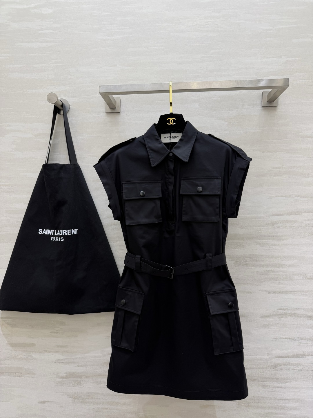 NO:872958,ysl's most popular workwear waist dress, lapel epaulettes, classic military style design, four pocket decoration, full layering, comes with a belt of the same color, which can transform your figure into a 37-point figure in seconds. Army green/pure black two-color optional, slim, neat, high-end, effortlessly create a girly look!  It can be used in daily life, dating, and light work, and it is full of practicality!  High-quality customization, available in stock first size S/M/L (S size bust 94, length 84), Saint Laurent-clothing, saint laurent, saint laurent, skirts,19860909ysl爆款工装收腰连衣裙 翻领肩章 经典军旅风设计 四口袋装饰 层次感拉满 附赠同色系腰带 秒变三七分身材 军绿/纯黑双色可选 显瘦、利落、高级,不费力打造拽姐穿搭！日常、约会、轻职场都能驾驭,实用性拉满！高品质定制 现货首发sizeS/M/L（s码胸围94,衣长84）,圣罗兰-服装,saint laurent,saint laurent,skirts,,Women's clothing
