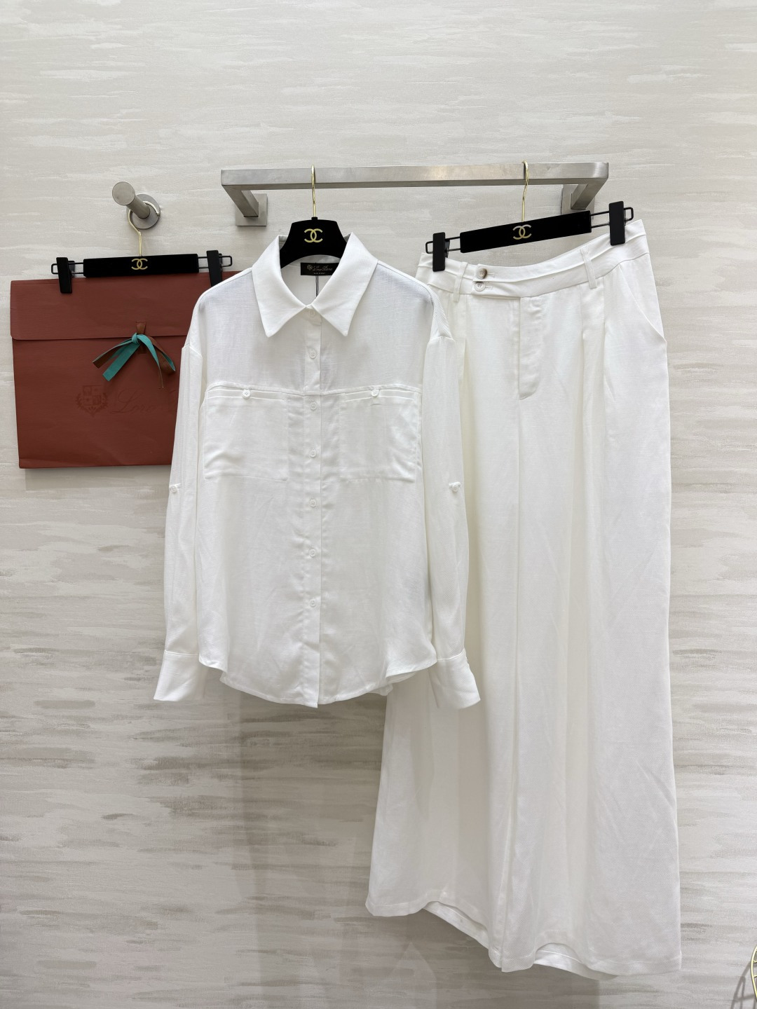 NO:872967,Loro Pian linen suit | The best solution for summer wear. The raw linen material is refreshing and breathable. The lapel work pocket shirt is paired with high-waisted wide-leg trousers. The neat tailoring modifies the figure. Casual and elegant. Available in oatmeal original color/pure white. Suitable for commuting, traveling and daily wear. Effortless high-end texture. Lazy person complete set with ceiling high-quality customization.  Available in stock first size S/M/L/XL (M size shoulder width 50, bust 112, length 69, pants waist 72, pants length 111), women's clothing, loro piana, shirts,19860909Loro Pian亚麻套装｜夏日穿搭最优解 原生麻料清爽透气 翻领工装口袋衬衫搭配高腰阔腿长裤利落剪裁修饰身形 随性又显贵 燕麦原色/纯净白两色可选 通勤、出游、日常穿搭都能hold住 不费力的高级质感 懒人成套穿搭天花板高品质定制 现货首发sizeS/M/L/XL（M码肩宽50,胸围112,衣长69,裤子腰围72,裤长111）,女装,loro piana,shirts,,Women's clothing