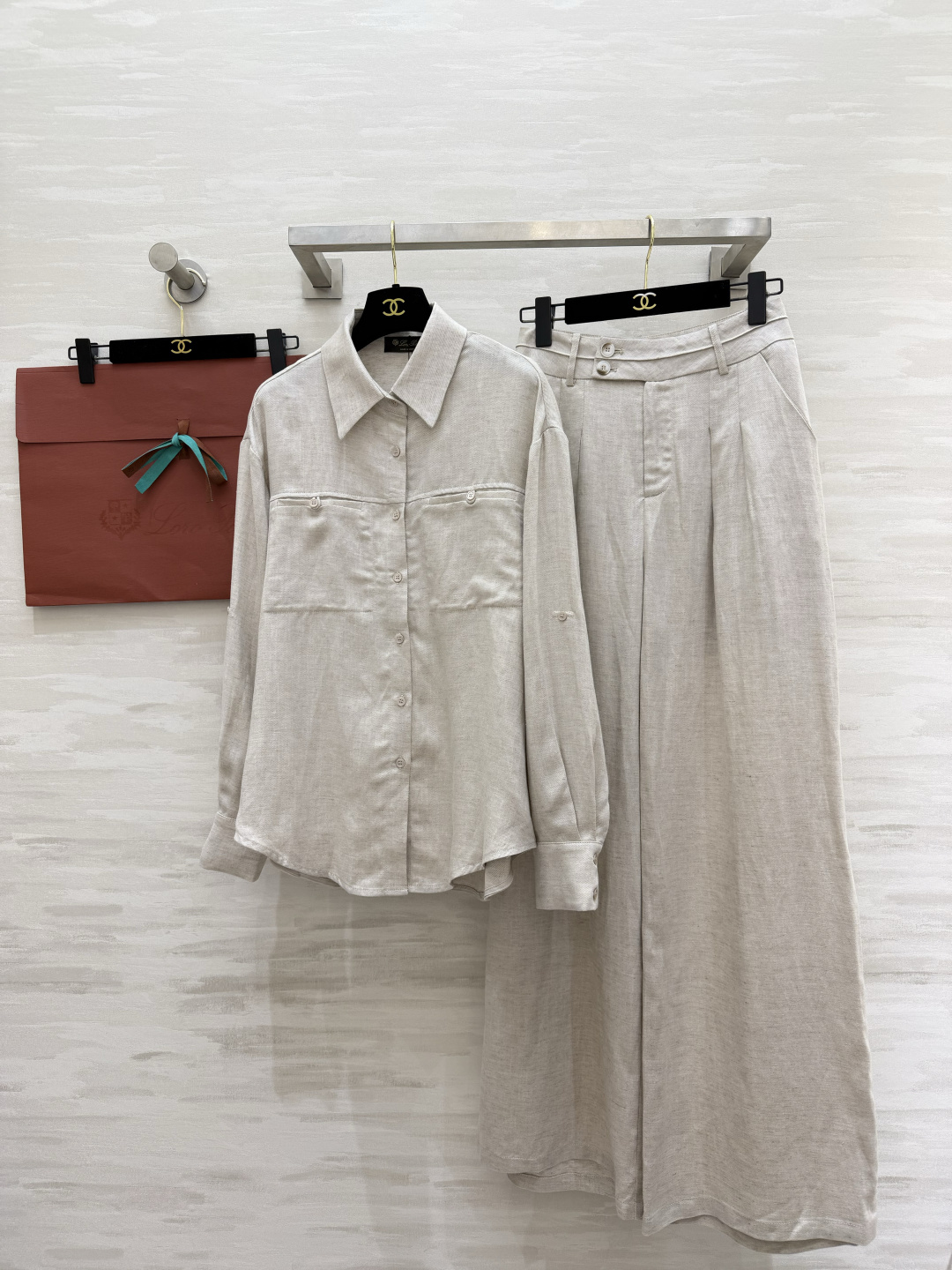 NO:872900,Loro Pian linen suit | The best solution for summer wear. The raw linen material is refreshing and breathable. The lapel work pocket shirt is paired with high-waisted wide-leg trousers. The neat tailoring modifies the figure. Casual and elegant. Available in oatmeal original color/pure white. Suitable for commuting, traveling and daily wear. Effortless high-end texture. Lazy person complete set with ceiling high-quality customization.  Available in stock first size S/M/L/XL (M size shoulder width 50, bust 112, length 69, pants waist 72, pants length 111), women's clothing, loro piana, shirts,19860909Loro Pian亚麻套装｜夏日穿搭最优解 原生麻料清爽透气 翻领工装口袋衬衫搭配高腰阔腿长裤利落剪裁修饰身形 随性又显贵 燕麦原色/纯净白两色可选 通勤、出游、日常穿搭都能hold住 不费力的高级质感 懒人成套穿搭天花板高品质定制 现货首发sizeS/M/L/XL（M码肩宽50,胸围112,衣长69,裤子腰围72,裤长111）,女装,loro piana,shirts,,Women's clothing