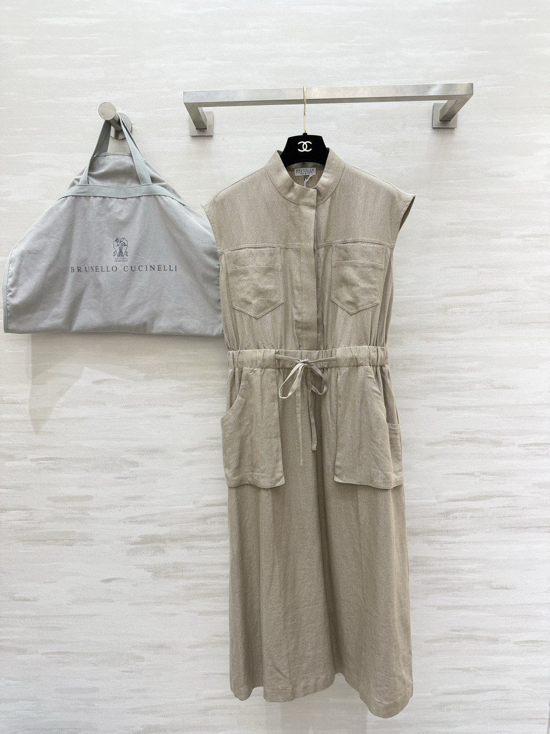 NO:872880,Brunello Cucinell's summer linen sleeveless dress is made of natural washed linen fabric with breathable texture. Small stand-up collar and half placket design, neat and unobtrusive neck line. Waist drawstring to freely adjust waistline. Easily optimize body proportions. Multi-pocket workwear style. Practicality and appearance. Two tones of oatmeal original color/retro denim blue. Suitable for commuting, vacation, and daily travel!  Lazy and relaxed Italian style, low-key yet elegant, high-quality customization, available in stock first size S/M/L/XL (S size bust 96, skirt length 115), women's clothing, brunello cucinelli, skirts,19860909Brunello Cucinell夏日本命亚麻无袖连衣裙天然水洗亚麻面料 自带透气肌理感 小立领半开襟设计 利落不挑脖颈线条 腰部抽绳自由调节腰线 轻松优化身材比例 多口袋工装风 实用性与颜值兼备 燕麦原色/复古牛仔蓝两个色调 通勤、度假、日常出行都适配！慵懒松弛的意式穿搭 低调又显贵 高品质定制 现货首发sizeS/M/L/XL（s码胸围96,裙长115）,女装,brunello cucinelli,skirts,,Women's clothing