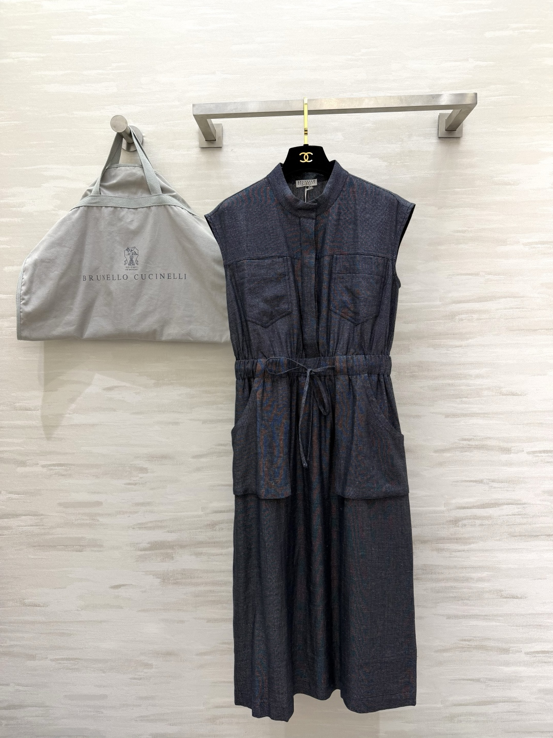 NO:872904,Brunello Cucinell's summer linen sleeveless dress is made of natural washed linen fabric with breathable texture. Small stand-up collar and half placket design, neat and unobtrusive neck line. Waist drawstring to freely adjust waistline. Easily optimize body proportions. Multi-pocket workwear style. Practicality and appearance. Two tones of oatmeal original color/retro denim blue. Suitable for commuting, vacation, and daily travel!  Lazy and relaxed Italian style, low-key yet elegant, high-quality customization, available in stock first size S/M/L/XL (S size bust 96, skirt length 115), women's clothing, brunello cucinelli, skirts,19860909Brunello Cucinell夏日本命亚麻无袖连衣裙天然水洗亚麻面料 自带透气肌理感 小立领半开襟设计 利落不挑脖颈线条 腰部抽绳自由调节腰线 轻松优化身材比例 多口袋工装风 实用性与颜值兼备 燕麦原色/复古牛仔蓝两个色调 通勤、度假、日常出行都适配！慵懒松弛的意式穿搭 低调又显贵 高品质定制 现货首发sizeS/M/L/XL（s码胸围96,裙长115）,女装,brunello cucinelli,skirts,,Women's clothing
