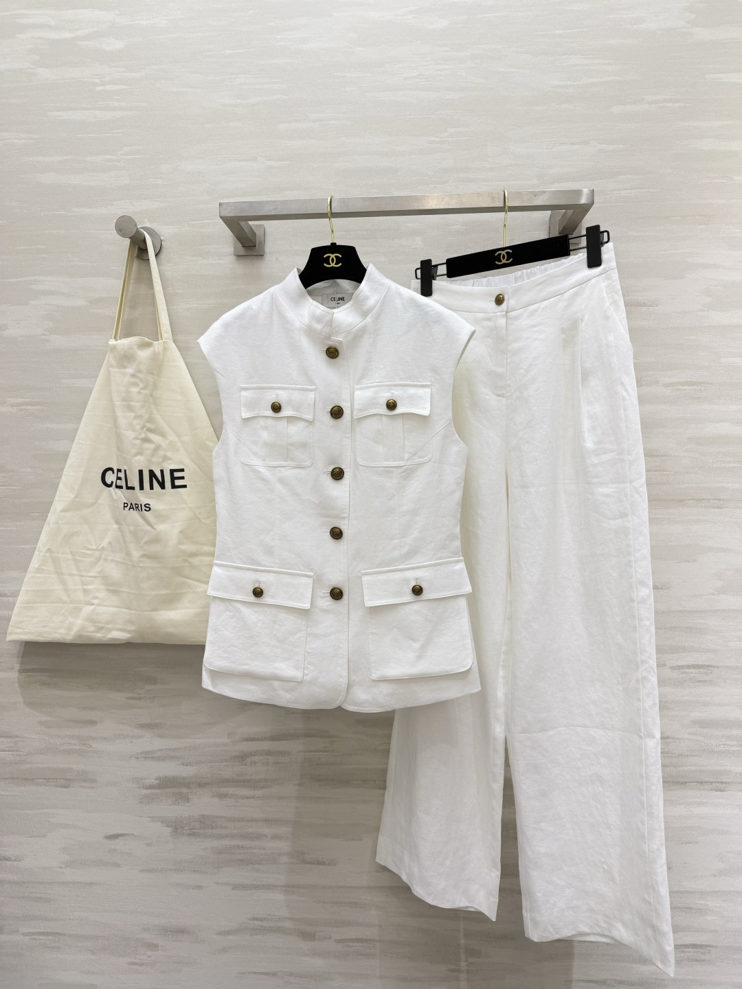 NO:872924,Celin linen workwear suit｜A neat and elegant summer standard. Selected washed linen fabrics with dry and breathable properties. Say goodbye to the sultry midsummer Chinese-style small stand-up collar sleeveless vest design. Retro copper buckles with multi-pocket workwear tailoring. Exquisite layering, neat and cool. High-waisted wide-leg trousers to optimize body proportions. Hidden flesh and slimming. Pure white, clean and atmospheric, can be easily used for commuting, dating, and short trips.  Easily wear French light luxury temperament with high-quality customization. Available in stock first size S/M/L/XL (M size bust 92, length 69, pants waist 70, pants length 103), Celine-clothing, celine, celine,19860909Celin亚麻工装套装｜利落显贵的夏日标配 甄选水洗亚麻面料 自带干爽透气属性 告别盛夏闷热中式小立领无袖马甲设计 复古铜扣搭配多口袋工装剪裁 精致层次感拉满 利落又飒爽 高腰垂感阔腿长裤优化身材比例 藏肉显瘦一绝 通体纯净白色干净又大气通勤、约会、短途出游都能轻松驾驭 轻松穿出法式轻奢气质高品质定制 现货首发sizeS/M/L/XL（M码胸围92,衣长69,裤子腰围70,裤长103）,赛琳-服装,celine,celine,,Women's clothing