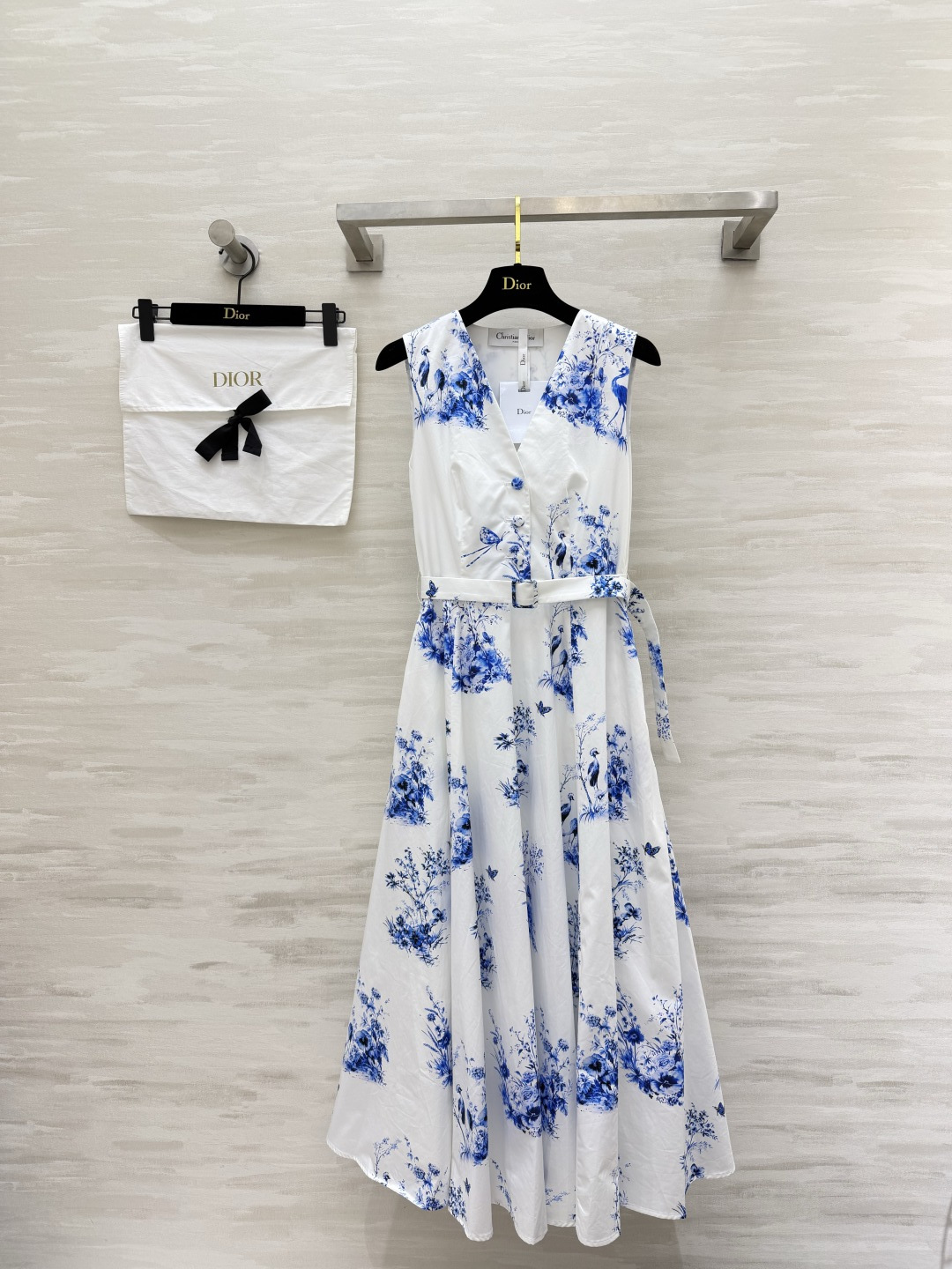 NO:872933,DIO aesthetic ceiling blue and white porcelain sleeveless dress Classic blue and white flower and bird print Replicate the charm of Chinese blue and white porcelain V-neck single-breasted design is exquisite and slim Optimize the neck line Matching the same color belt to freely tighten the waistline to create a golden body proportions A-line long skirt with elegant and flexible movement when walking Excellent effect of hiding the flesh High-count combed cotton fabric Breathable and skin-friendly Refreshing and not stuffy to wear in summer Suitable for vacations, afternoon tea, and light business Wear oriental elegance on your body, cool and elegant  The atmosphere is immediately filled!  High-quality customization, available in stock, size 36/38/40/42 (36 size bust 86, skirt length 118), Dior-clothing, dior, dior, skirts, gold,19860909DIO美学天花板青花瓷无袖连衣裙 经典蓝白花鸟印花 复刻中式青花瓷韵味 V领单排扣设计精致显瘦 优化颈部线条 配套同色系腰带自由收紧腰线打造黄金身材比例 大摆A字长裙 走动间飘逸灵动 藏肉效果绝佳 高支精梳棉面料 透气亲肤 夏日穿着清爽不闷 度假出游、下午茶、轻商务都适配 把东方雅致穿在身上 清冷优雅 氛围感直接拉满！高品质定制 现货首发size36/38/40/42（36码胸围86,裙长118）,迪奥-服装,dior,dior,skirts,gold,,Women's clothing