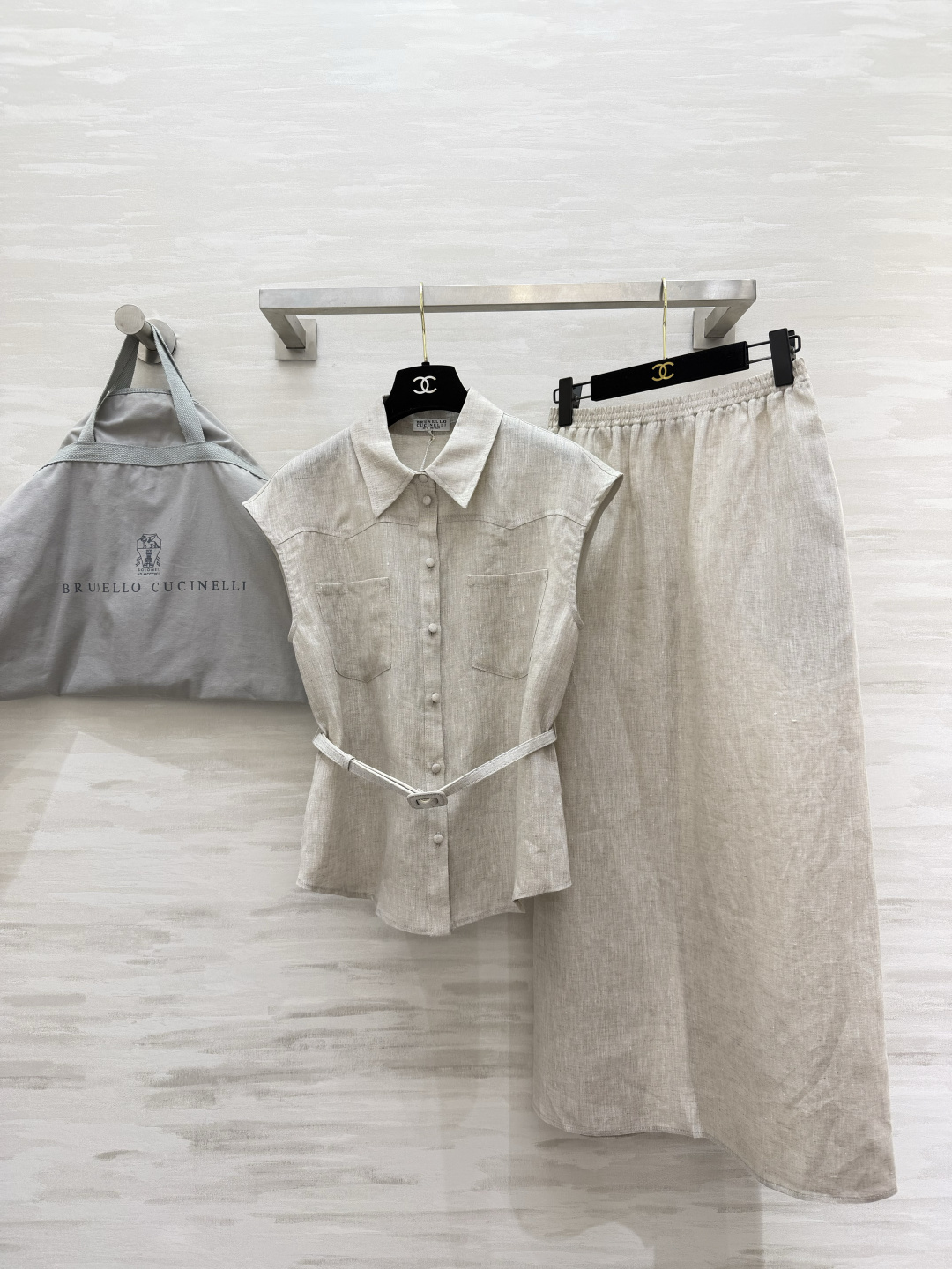 NO:872796,BrunelloCucinell Summer Linen Ceiling｜Sleeveless shirt and skirt two-piece set. The raw linen material is refreshing, breathable and not stuffy. The waistband is exquisitely tailored. The elastic high-waisted skirt hides the flesh and makes you look slimmer. Minimalist plain color can easily be worn to create an Italian lazy style. Lazy people go out in one set. The temperament is directly enhanced. High-quality customization  Available in stock first size S/M/L (S size bust 96, length 56, waist 66, hip 100, skirt length 89), women's clothing, brunello cucinelli, skirts, shirts,19860909BrunelloCucinell夏日亚麻天花板｜无袖衬衫半裙两件套 原生麻料清爽透气不闷汗 腰带收腰剪裁精致 松紧高腰半裙藏肉显瘦 极简素色轻松穿出意式慵懒风 懒人一套出门 气质直接拉满 高品质定制 现货首发sizeS/M/L（s码胸围96,衣长56,腰围66,臀围100,裙长89）,女装,brunello cucinelli,skirts,shirts,,Women's clothing