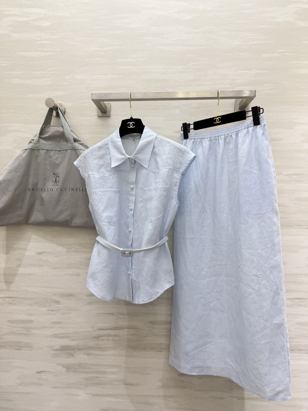 NO:872879,BrunelloCucinell Summer Linen Ceiling｜Sleeveless shirt and skirt two-piece set. The raw linen material is refreshing, breathable and not stuffy. The waistband is exquisitely tailored. The elastic high-waisted skirt hides the flesh and makes you look slimmer. Minimalist plain color can easily be worn to create an Italian lazy style. Lazy people go out in one set. The temperament is directly enhanced. High-quality customization  Available in stock first size S/M/L (S size bust 96, length 56, waist 66, hip 100, skirt length 89), women's clothing, brunello cucinelli, skirts, shirts,19860909BrunelloCucinell夏日亚麻天花板｜无袖衬衫半裙两件套 原生麻料清爽透气不闷汗 腰带收腰剪裁精致 松紧高腰半裙藏肉显瘦 极简素色轻松穿出意式慵懒风 懒人一套出门 气质直接拉满 高品质定制 现货首发sizeS/M/L（s码胸围96,衣长56,腰围66,臀围100,裙长89）,女装,brunello cucinelli,skirts,shirts,,Women's clothing