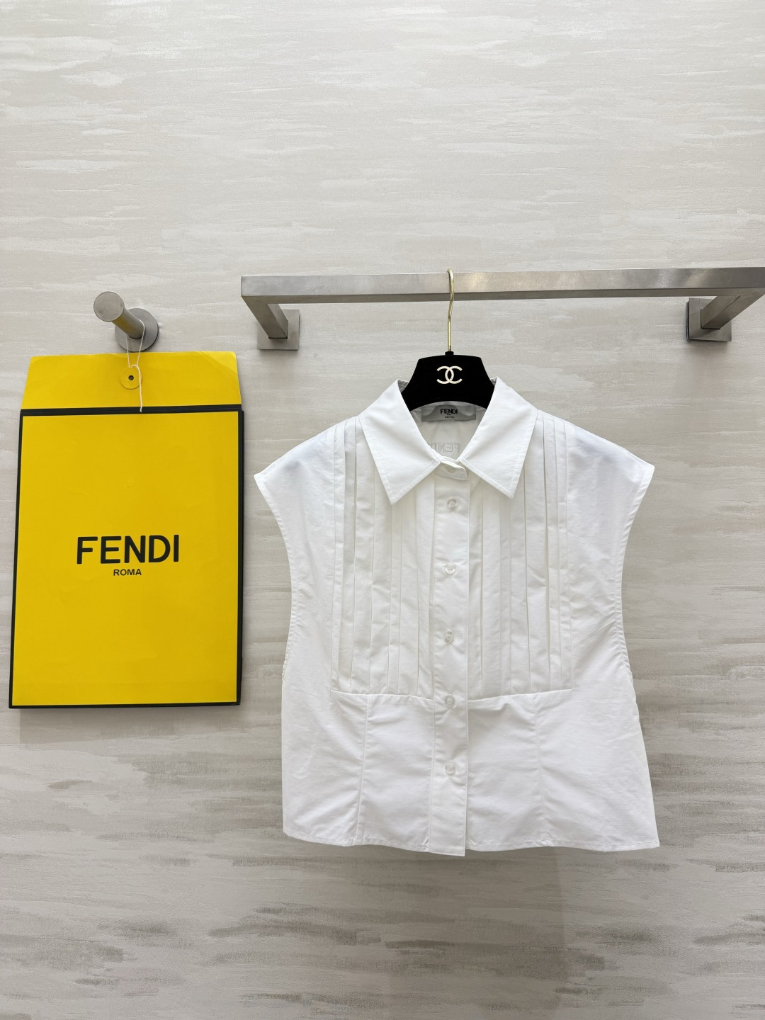NO:872812,FEND accordion pleated waist sleeveless shirt with exquisite vertical pleats to create a full atmosphere. Short cut to optimize body proportions. White/haze blue two-color optional. Crisp cotton material makes you slim and elegant. Versatile summer item. Looks good no matter how you wear it!  High-quality customization, available in stock first size S/M/L (S size bust 80, length 48), Fendi-clothing, fendi, fendi, shirts,19860909FEND风琴褶收腰无袖衬衫 精致竖条压褶 氛围感拉满 短款剪裁优化身材比例 白/雾霾蓝双色可选 挺括棉料显瘦又气质 夏日百搭单品 怎么穿都好看！高品质定制 现货首发sizeS/M/L（s码胸围80,衣长48）,芬迪-服装,fendi,fendi,shirts,,Women's clothing
