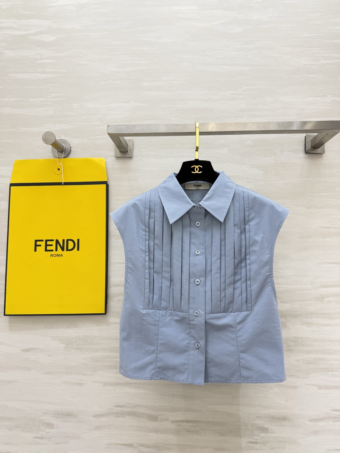 NO:872832,FEND accordion pleated waist sleeveless shirt with exquisite vertical pleats to create a full atmosphere. Short cut to optimize body proportions. White/haze blue two-color optional. Crisp cotton material makes you slim and elegant. Versatile summer item. Looks good no matter how you wear it!  High-quality customization, available in stock first size S/M/L (S size bust 80, length 48), Fendi-clothing, fendi, fendi, shirts,19860909FEND风琴褶收腰无袖衬衫 精致竖条压褶 氛围感拉满 短款剪裁优化身材比例 白/雾霾蓝双色可选 挺括棉料显瘦又气质 夏日百搭单品 怎么穿都好看！高品质定制 现货首发sizeS/M/L（s码胸围80,衣长48）,芬迪-服装,fendi,fendi,shirts,,Women's clothing