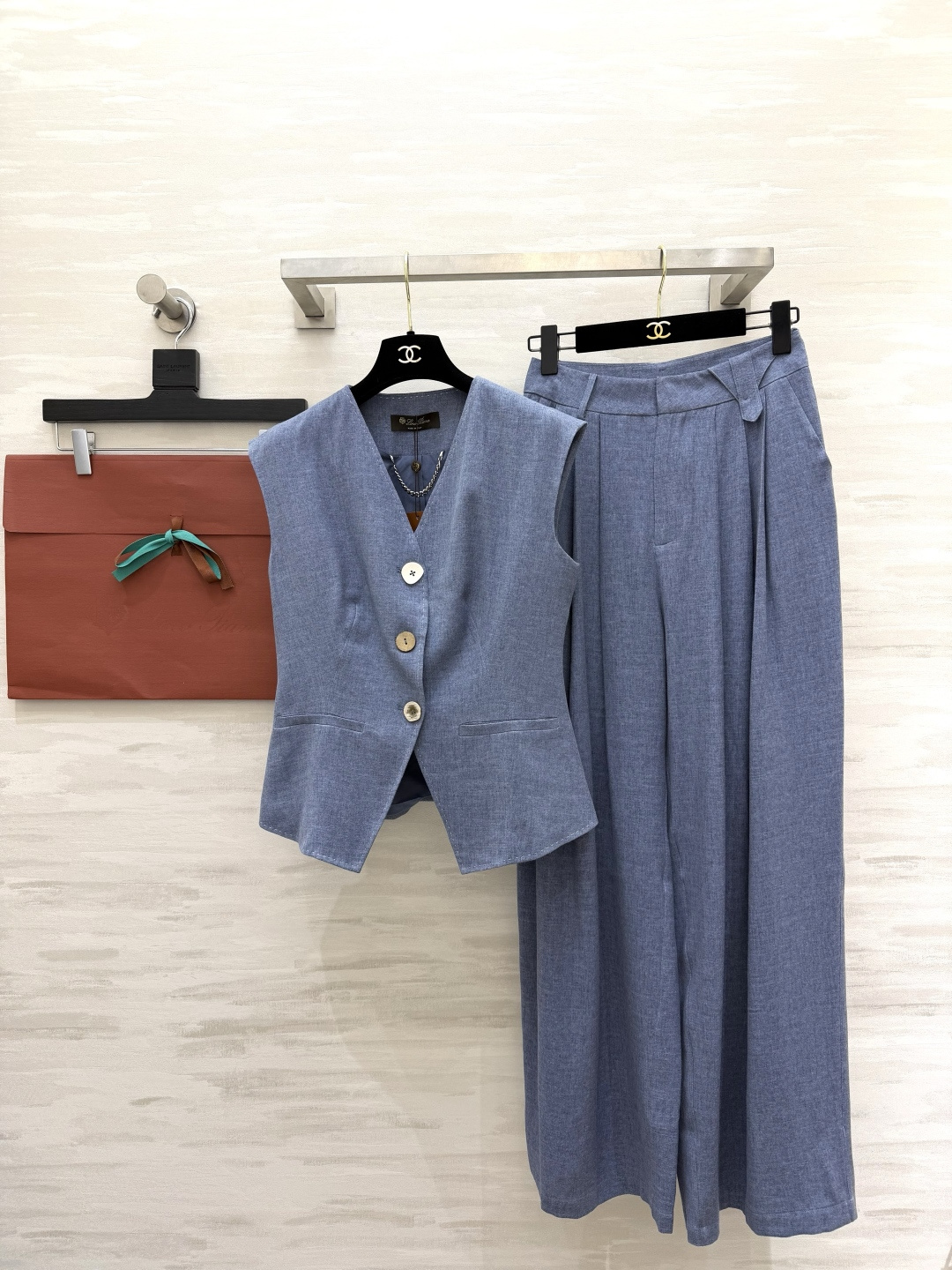 NO:872855,Loro Pian temperament two-piece vest set｜Summer wear ceiling-waisted V-neck vest paired with pleated wide-leg trousers Linen blended fabric is breathable, stylish and wrinkle-resistant  Available in stock first size S/M/L/XL (S size bust 98, length 59, pants waist 66, pants length 107), women's clothing, loro piana,19860909Loro Pian气质马甲两件套｜夏日穿搭天花板收腰V领马甲搭配压褶阔腿长裤 亚麻混纺面料透气有型不易皱 米白/牛仔蓝两个经典配色 成套上身秒变干练都市丽人 高级感随手可得 高品质定制 现货首发sizeS/M/L/XL（s码胸围98,衣长59,裤子腰围66,裤长107）,女装,loro piana,,Women's clothing