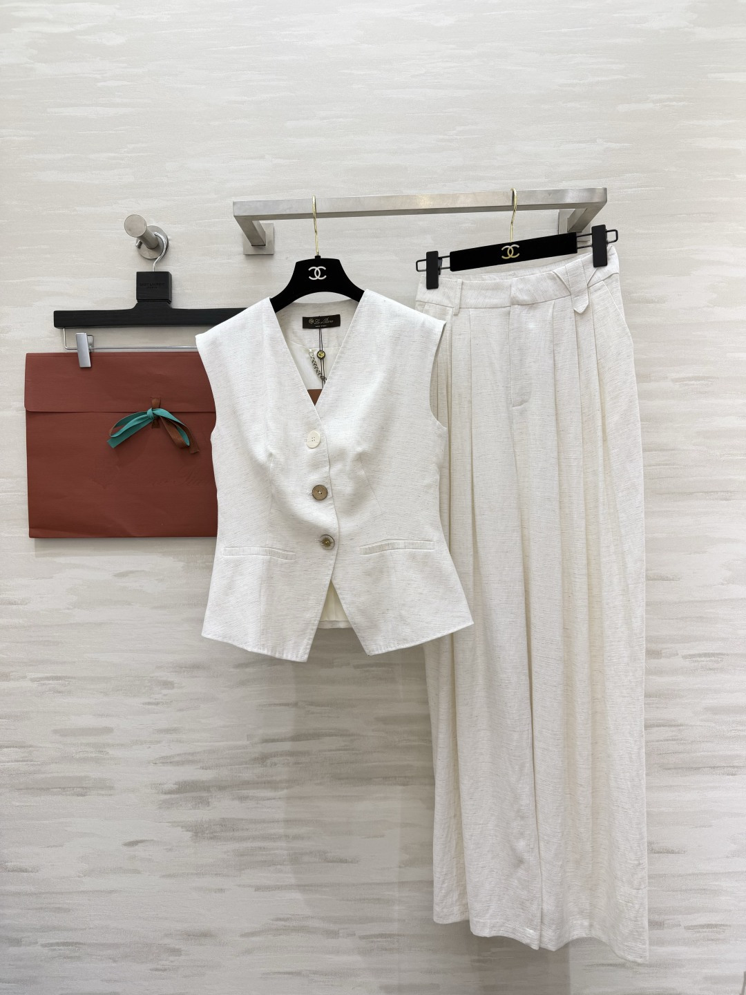 NO:872834,Loro Pian temperament two-piece vest set｜Summer wear ceiling-waisted V-neck vest paired with pleated wide-leg trousers Linen blended fabric is breathable, stylish and wrinkle-resistant  Available in stock first size S/M/L/XL (S size bust 98, length 59, pants waist 66, pants length 107), women's clothing, loro piana,19860909Loro Pian气质马甲两件套｜夏日穿搭天花板收腰V领马甲搭配压褶阔腿长裤 亚麻混纺面料透气有型不易皱 米白/牛仔蓝两个经典配色 成套上身秒变干练都市丽人 高级感随手可得 高品质定制 现货首发sizeS/M/L/XL（s码胸围98,衣长59,裤子腰围66,裤长107）,女装,loro piana,,Women's clothing