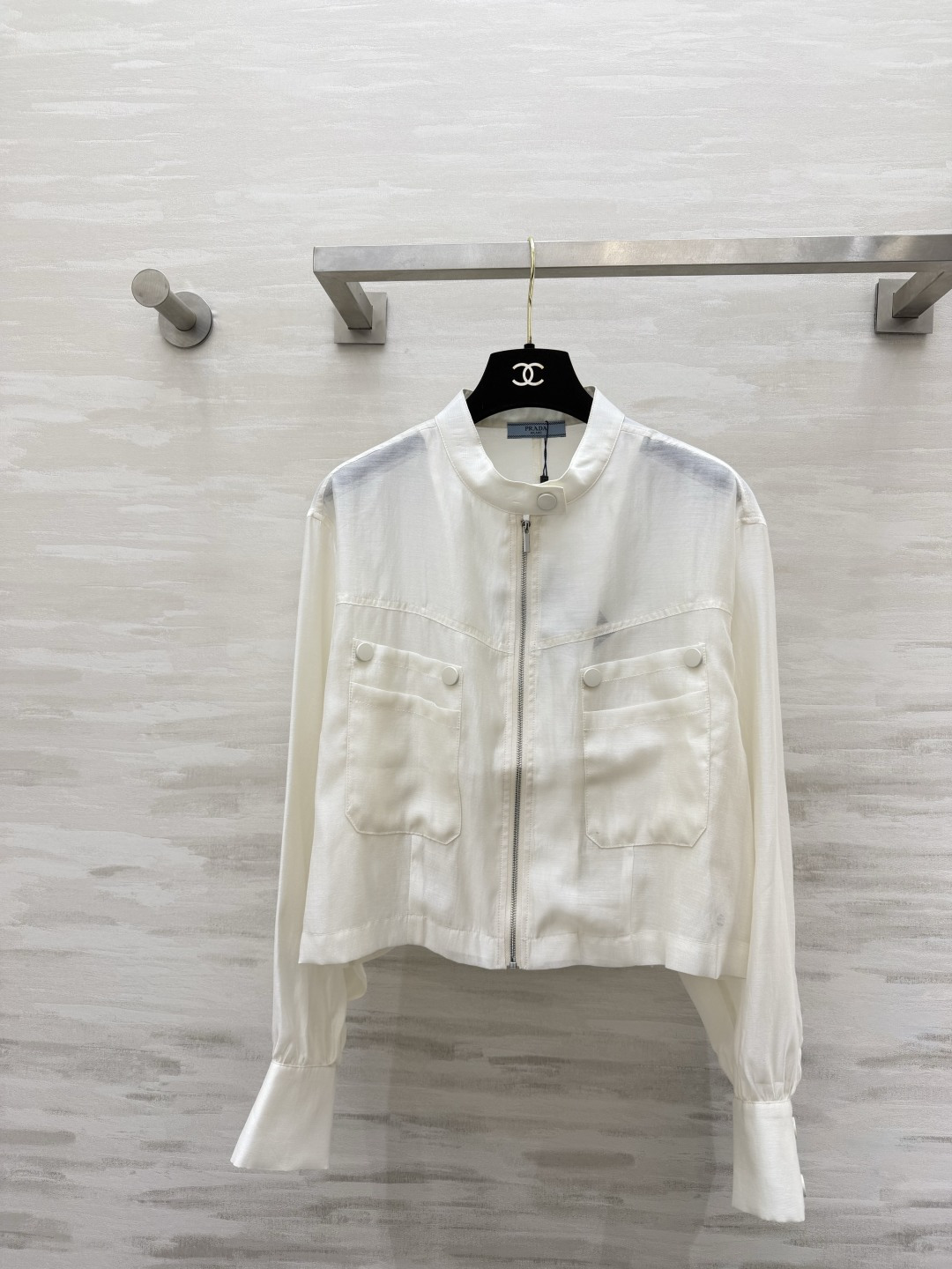 NO:872795,Prad is a must-have summer jacket made of Tencel linen blended fabric with a slightly translucent and soft light texture. The upper body is light and weight-free. The stand-up collar zipper short jacket style is neat and proportional. It can easily create a three-quarter figure. Four low-saturated colors: off-white/light blue/soft pink/navy blue!  It can be used as an outdoor wear in an air-conditioned room or as a daily sunscreen. It is refreshing and casual when worn alone. It also looks great when worn with a shirt and suspenders. It is versatile and eye-catching, and can provide a layered look throughout the summer!  High-quality customization, available in stock first size S/M/L (shoulder width M size 46, bust 116, length 51), Prada-clothing, prada, prada, jackets & coats, jackets & coats, shirts,19860909Prad夏日刚需轻薄防晒小外套天丝亚麻混纺面料 自带微透柔光质感 上身轻盈无负重 立领拉链短款夹克版型 利落显比例 轻松打造三七分身材 米白/浅蓝/柔粉/藏青四个低饱和色系！既能当做空调房外搭 也可以日常防晒遮阳 单穿清爽随性 内搭衬衫吊带也很出彩 百搭又耐看 承包整个夏天的穿搭层次感！高品质定制 现货首发sizeS/M/L（M码肩宽46,胸围116,衣长51）,普拉达-服装,prada,prada,jackets & coats,jackets & coats,shirts,,Women's clothing