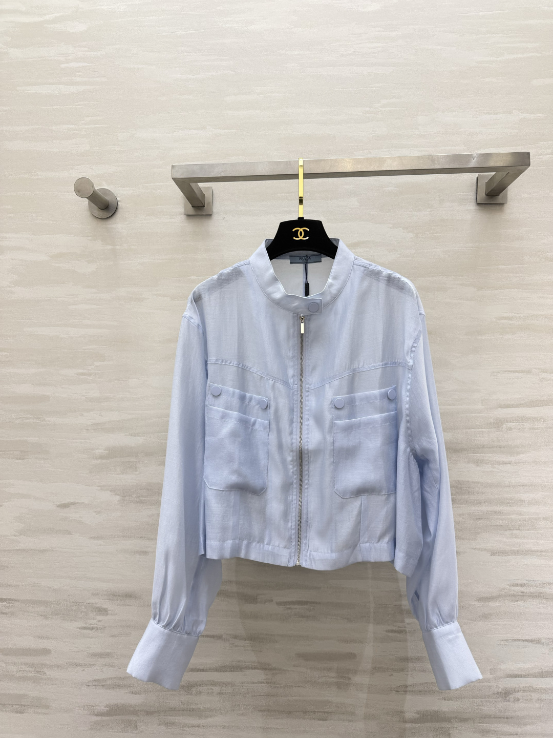 NO:872847,Prad is a must-have summer jacket made of Tencel linen blended fabric with a slightly translucent and soft light texture. The upper body is light and weight-free. The stand-up collar zipper short jacket style is neat and proportional. It can easily create a three-quarter figure. Four low-saturated colors: off-white/light blue/soft pink/navy blue!  It can be used as an outdoor wear in an air-conditioned room or as a daily sunscreen. It is refreshing and casual when worn alone. It also looks great when worn with a shirt and suspenders. It is versatile and eye-catching, and can provide a layered look throughout the summer!  High-quality customization, available in stock first size S/M/L (shoulder width M size 46, bust 116, length 51), Prada-clothing, prada, prada, jackets & coats, jackets & coats, shirts,19860909Prad夏日刚需轻薄防晒小外套天丝亚麻混纺面料 自带微透柔光质感 上身轻盈无负重 立领拉链短款夹克版型 利落显比例 轻松打造三七分身材 米白/浅蓝/柔粉/藏青四个低饱和色系！既能当做空调房外搭 也可以日常防晒遮阳 单穿清爽随性 内搭衬衫吊带也很出彩 百搭又耐看 承包整个夏天的穿搭层次感！高品质定制 现货首发sizeS/M/L（M码肩宽46,胸围116,衣长51）,普拉达-服装,prada,prada,jackets & coats,jackets & coats,shirts,,Women's clothing