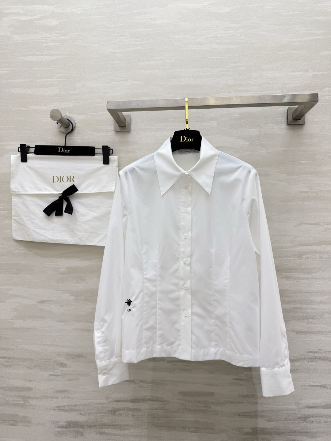 NO:883130,Dio's classic peak-collar white shirt｜Brings a sense of luxury into everyday life. The neat large peak collar modifies the neck line. The vertical pleats on the body quietly optimize the proportion of the waist and abdomen. The low-key bee embroidery on the hem hides the brand details. It is unobtrusive but full of recognition. It is suitable for wearing alone and layered. It looks noble when paired with jeans and skirts. Easily switch between workplace and leisure scenes. High-quality customization.  Available now, size 36/38/40/42 (size 38, shoulder width 38, bust 92, length 58), Dior-clothing, dior, dior, skirts, jeans, shirts,19860909Dio经典尖领白衬衫｜把高级感穿进日常 利落大尖领修饰颈部线条 衣身竖向压褶悄悄优化腰腹比例 下摆低调小蜜蜂刺绣暗藏品牌细节 不张扬却辨识度拉满 单穿叠穿都适配 搭配牛仔裤半裙都很显贵 职场和休闲场景轻松切换 高品质定制 现货首发size36/38/40/42（38码肩宽38,胸围92,衣长58）,迪奥-服装,dior,dior,skirts,jeans,shirts,,Women's clothing