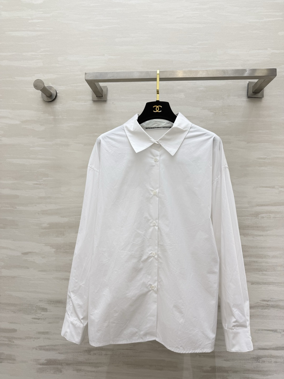NO:883139,Alexander Wang deconstructed splicing white shirt. The front is a classic and neat commuter shirt style. It is simple and durable and looks unattractive. The back is the soul design of the whole dress. Knitted pleats and splicing. The irregular slit tailoring has a direct sense of layering. The stiff cotton material has its own muscles and will not sag close to the body. The relaxed and dropped shoulder version hides the flesh and makes you slimmer. It is great to wear alone or as an inner layer!  High-quality customization, available in stock first size S/M/L (shoulder width M size 55, bust 94, length 68), Alexander Wang-clothing, alexander wang, shirts,19860909Alexander Wang解构风拼接白衬衫 正面是经典利落的通勤衬衫版型 简约耐看不挑人 后背才是整件衣服的灵魂设计 针织收褶拼接 不规则开叉剪裁层次感直接拉满 硬挺棉料自带筋骨 不会软塌贴身 松弛落肩版型藏肉显瘦,单穿、做内搭都很出彩！高品质定制 现货首发sizeS/M/L（M码肩宽55,胸围94,衣长68）,亚历山大王-服装,alexander wang,shirts,,Women's clothing