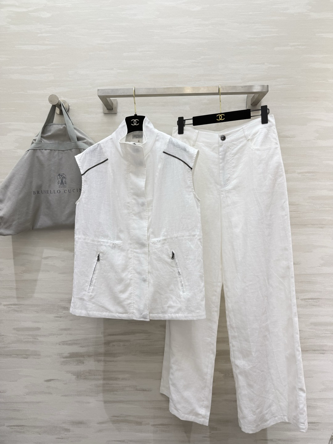 NO:883100,BrunelloCucinell's summer linen suit is made of natural linen, which has a breathable and cool feeling. The stand-up collar sleeveless vest has contrasting topstitching. The zipper pocket design is neat and has a sense of workwear details. The wide-leg trousers of the same fabric are full of drape. It hides the crotch and optimizes the leg shape!  The whole outfit is simple and high-end, suitable for commuting, vacationing, and daily shopping. It can be worn easily to give a distinguished and relaxed feeling. High-quality customization. Available in stock first size S/M/L (S size vest bust 96, length 63, pants waist 68, pants length 104) vest, pants 320, women's clothing, brunello cucinelli,19860909BrunelloCucinell夏日本命亚麻套装天然亚麻自带透气凉感 立领无袖马甲做了撞色明线 拉链口袋设计 利落又有工装细节感 同面料阔腿长裤垂感拉满 藏肉遮胯、优化腿型效果一绝！整套穿搭简约高级,通勤、度假、日常逛街都适配 轻轻松松穿出显贵松弛感 高品质定制 现货首发sizeS/M/L（s码马甲胸围96,衣长63,裤子腰围68,裤长104）马甲,裤子320,女装,brunello cucinelli,,Women's clothing