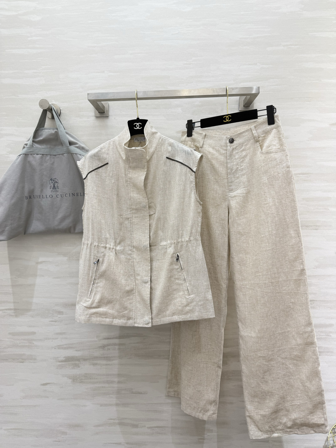 NO:883087,BrunelloCucinell's summer linen suit is made of natural linen, which has a breathable and cool feeling. The stand-up collar sleeveless vest has contrasting topstitching. The zipper pocket design is neat and has a sense of workwear details. The wide-leg trousers of the same fabric are full of drape. It hides the crotch and optimizes the leg shape!  The whole outfit is simple and high-end, suitable for commuting, vacationing, and daily shopping. It can be worn easily to give a distinguished and relaxed feeling. High-quality customization. Available in stock first size S/M/L (S size vest bust 96, length 63, pants waist 68, pants length 104) vest, pants 320, women's clothing, brunello cucinelli,19860909BrunelloCucinell夏日本命亚麻套装天然亚麻自带透气凉感 立领无袖马甲做了撞色明线 拉链口袋设计 利落又有工装细节感 同面料阔腿长裤垂感拉满 藏肉遮胯、优化腿型效果一绝！整套穿搭简约高级,通勤、度假、日常逛街都适配 轻轻松松穿出显贵松弛感 高品质定制 现货首发sizeS/M/L（s码马甲胸围96,衣长63,裤子腰围68,裤长104）马甲,裤子320,女装,brunello cucinelli,,Women's clothing