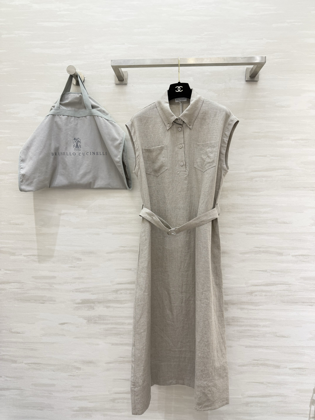 NO:883056,Brunello Cucinell linen shirt dress has just the right amount of Italian laziness. Natural washed linen fabric has texture pleats on the upper body to bring cooling. Lapel Polo half-breasted design. Double patch pockets combine practicality and workwear style. Paired with a belt of the same fabric. Free waistline to easily optimize body proportions. Oatmeal/navy blue two-color optional. Suitable for commuting, vacation, and afternoon tea. Low-key and non-exaggerated logo. Demonstrate taste through fabric and tailoring. Durable and timeless, high-quality customization.  Available now in sizes S/M/L (S size bust 98, length 115), women's clothing, brunello cucinelli, skirts, shirts,19860909Brunello Cucinell亚麻衬衫式连衣裙 把意式慵懒拿捏得恰到好处 天然水洗亚麻面料 自带肌理褶皱上身自带降温感 翻领Polo半开襟设计 双贴口袋兼顾实用与工装气质 搭配同面料腰带 自由收束腰线轻松优化身材比例 燕麦原色/藏青双色可选 通勤、度假、下午茶都适配 低调无浮夸logo 靠面料与剪裁彰显品味 耐穿不过时高品质定制 现货首发sizeS/M/L（s码胸围98,衣长115）,女装,brunello cucinelli,skirts,shirts,,Women's clothing