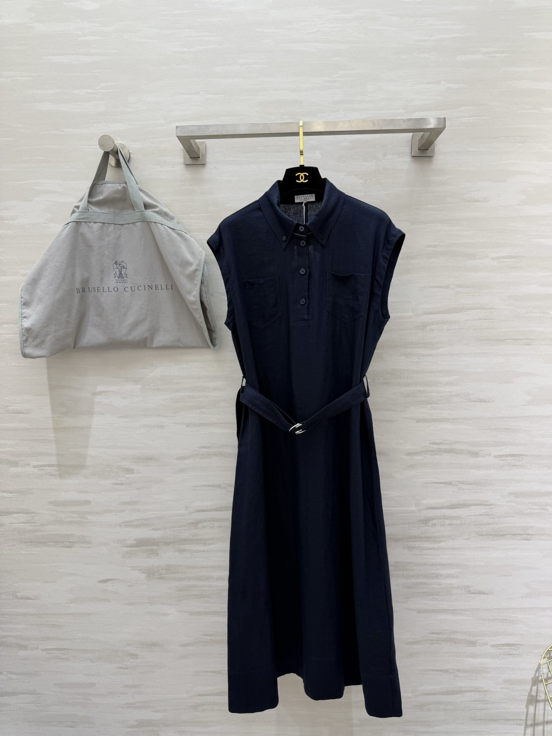 NO:883074,Brunello Cucinell linen shirt dress has just the right amount of Italian laziness. Natural washed linen fabric has texture pleats on the upper body to bring cooling. Lapel Polo half-breasted design. Double patch pockets combine practicality and workwear style. Paired with a belt of the same fabric. Free waistline to easily optimize body proportions. Oatmeal/navy blue two-color optional. Suitable for commuting, vacation, and afternoon tea. Low-key and non-exaggerated logo. Demonstrate taste through fabric and tailoring. Durable and timeless, high-quality customization.  Available now in sizes S/M/L (S size bust 98, length 115), women's clothing, brunello cucinelli, skirts, shirts,19860909Brunello Cucinell亚麻衬衫式连衣裙 把意式慵懒拿捏得恰到好处 天然水洗亚麻面料 自带肌理褶皱上身自带降温感 翻领Polo半开襟设计 双贴口袋兼顾实用与工装气质 搭配同面料腰带 自由收束腰线轻松优化身材比例 燕麦原色/藏青双色可选 通勤、度假、下午茶都适配 低调无浮夸logo 靠面料与剪裁彰显品味 耐穿不过时高品质定制 现货首发sizeS/M/L（s码胸围98,衣长115）,女装,brunello cucinelli,skirts,shirts,,Women's clothing