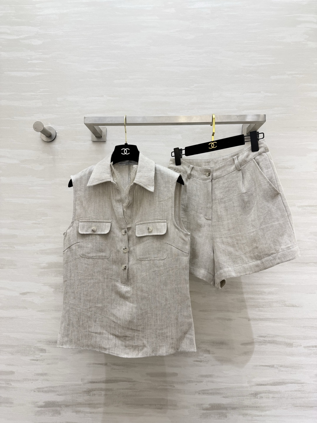 NO:883020,ERMANNO SCERVIN natural linen suit｜Wear summer relaxation on your body. Select high-count washed linen fabrics with textured matte texture. Lapel sleeveless shirt. Two-piece set of high-waisted wide-leg shorts. Exquisite button placket. Double pockets on the chest are neat and elegant. Hidden lace details on the collar are low-key to enhance sophistication. Oatmeal is gentle and intellectual. Denim blue is casual and retro. Breathable and anti-wrinkle. Suitable for commuting, vacation, and daily outings!  You don’t have to worry about matching a set when you go out. You can easily create high-end simple outfits with high-quality customization. Available in stock first size S/M/L (S size bust 86, length 52, waist 66, hip 88, pants length 35), women’s clothing, shorts, shirts,19860909ERMANNO SCERVIN天然亚麻套装｜把夏日松弛感穿在身上 甄选高支水洗亚麻面料 自带肌理哑光质感 翻领无袖衬衫 高腰阔腿短裤两件套 门襟精致排扣 胸前双口袋利落又考究 领口暗藏蕾丝细节低调提升精致度 燕麦米温柔知性 牛仔蓝随性复古 透气抗皱,通勤、度假、日常出街都适配！一套出门不用费心搭配 轻松拿捏高级简约穿搭高品质定制 现货首发sizeS/M/L（s码胸围86,衣长52,腰围66,臀围88,裤长35）,女装,shorts,shirts,,Women's clothing